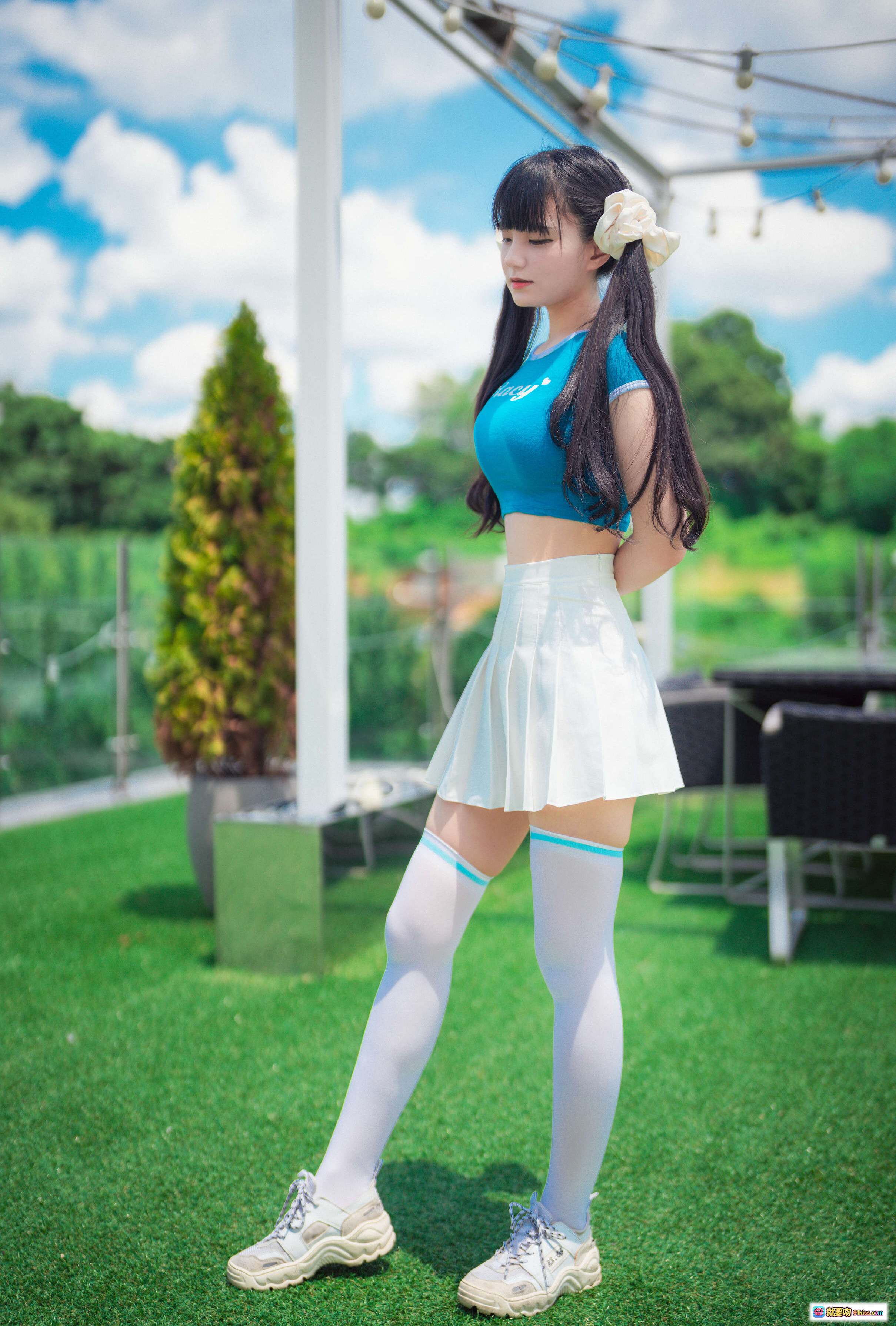 图片[7] - 韩国正妹Jenny夏日清新写真 – 蓝色运动上衣+条纹比基尼+白色长袜+运动鞋户外草坪摆拍 - 就要吻