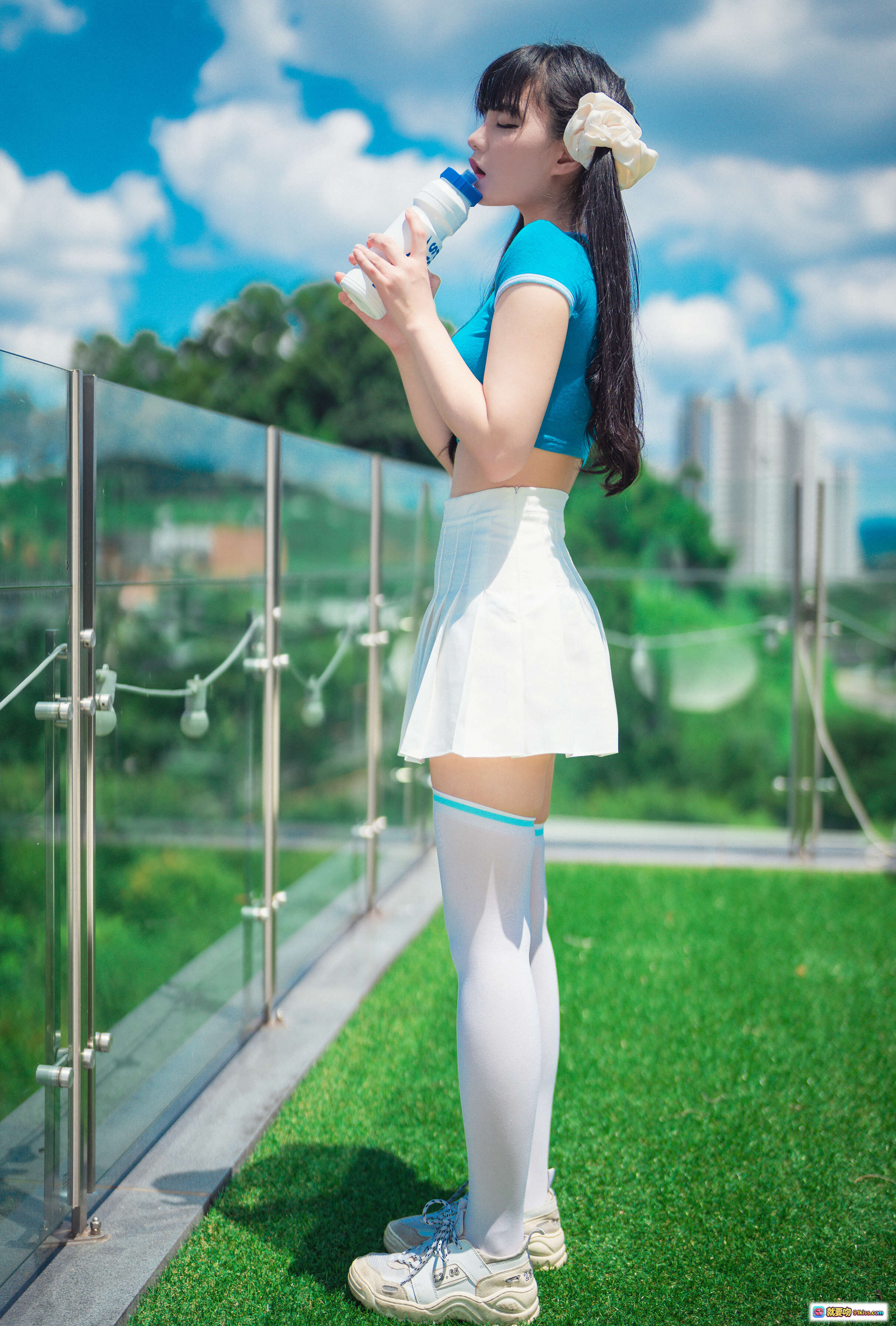 图片[5] - 韩国正妹Jenny夏日清新写真 – 蓝色运动上衣+条纹比基尼+白色长袜+运动鞋户外草坪摆拍 - 就要吻