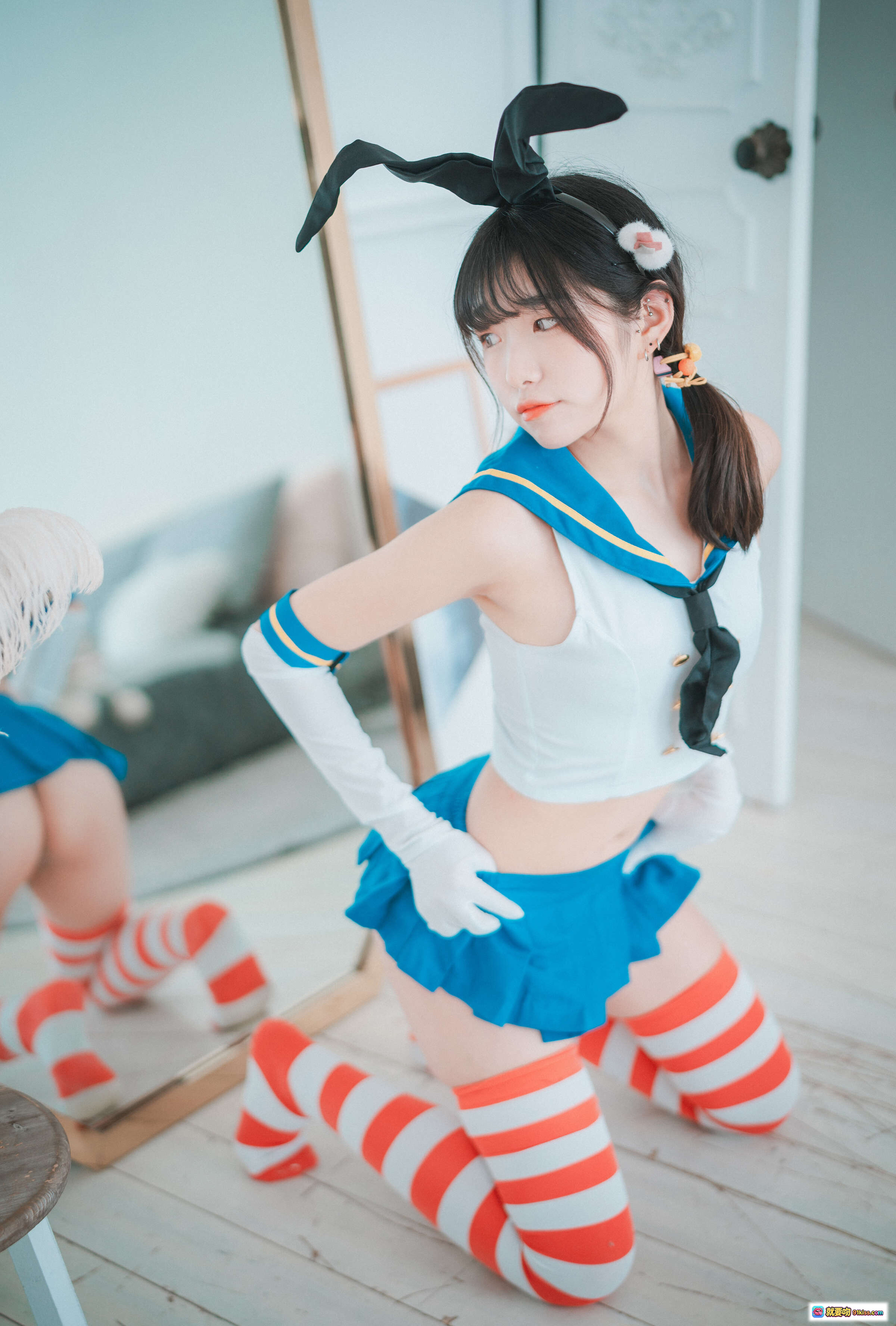 图片[4] - Sonson 11 [DJAWA] FLEET GIRL 萌系兔耳少女蓝白水手服红白条纹袜居家躺卧写真 - 就要吻