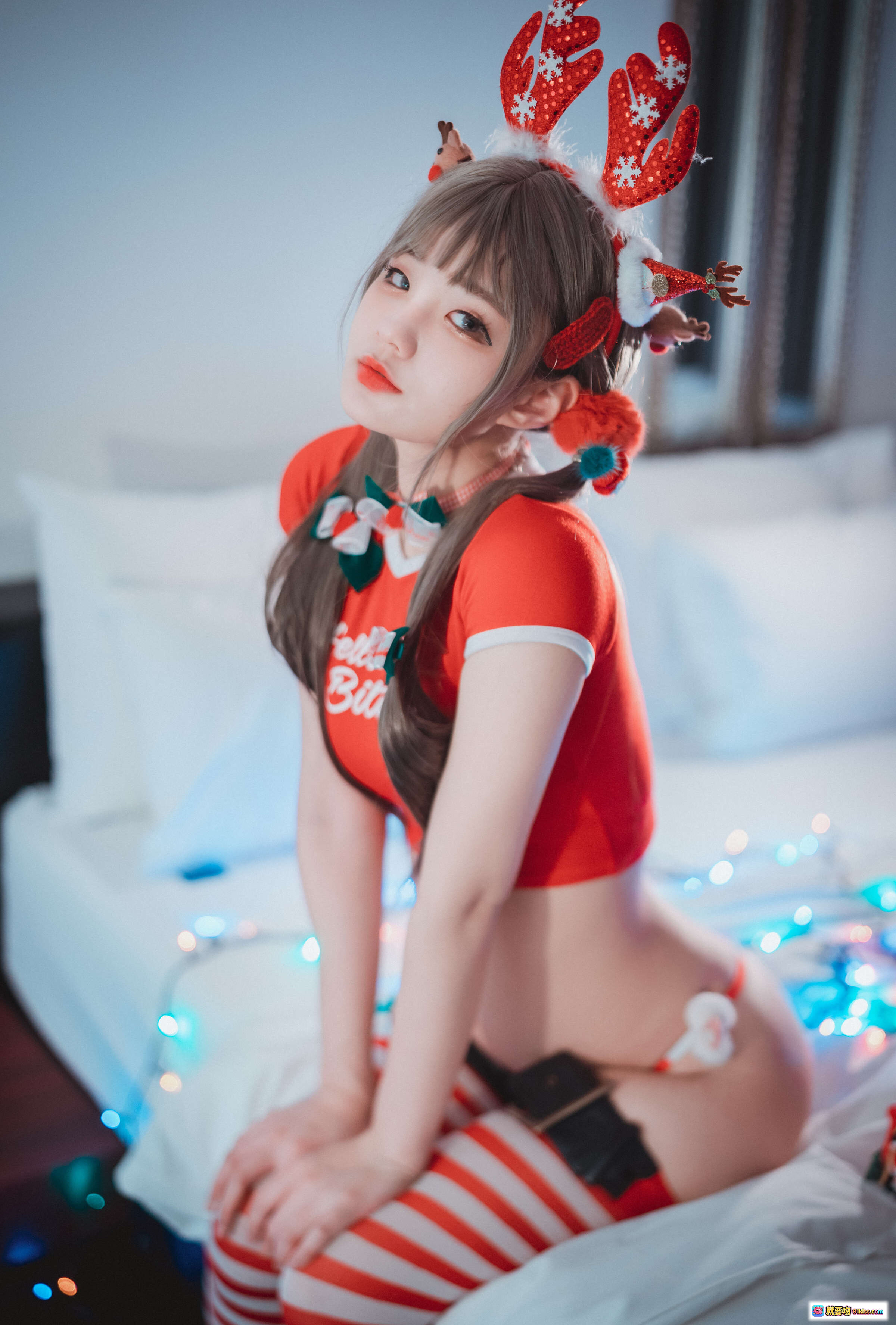 图片[9] - 韩国正妹Jenny圣诞主题写真｜橙白条纹比基尼+鹿角发饰+红白袜带造型 - 就要吻