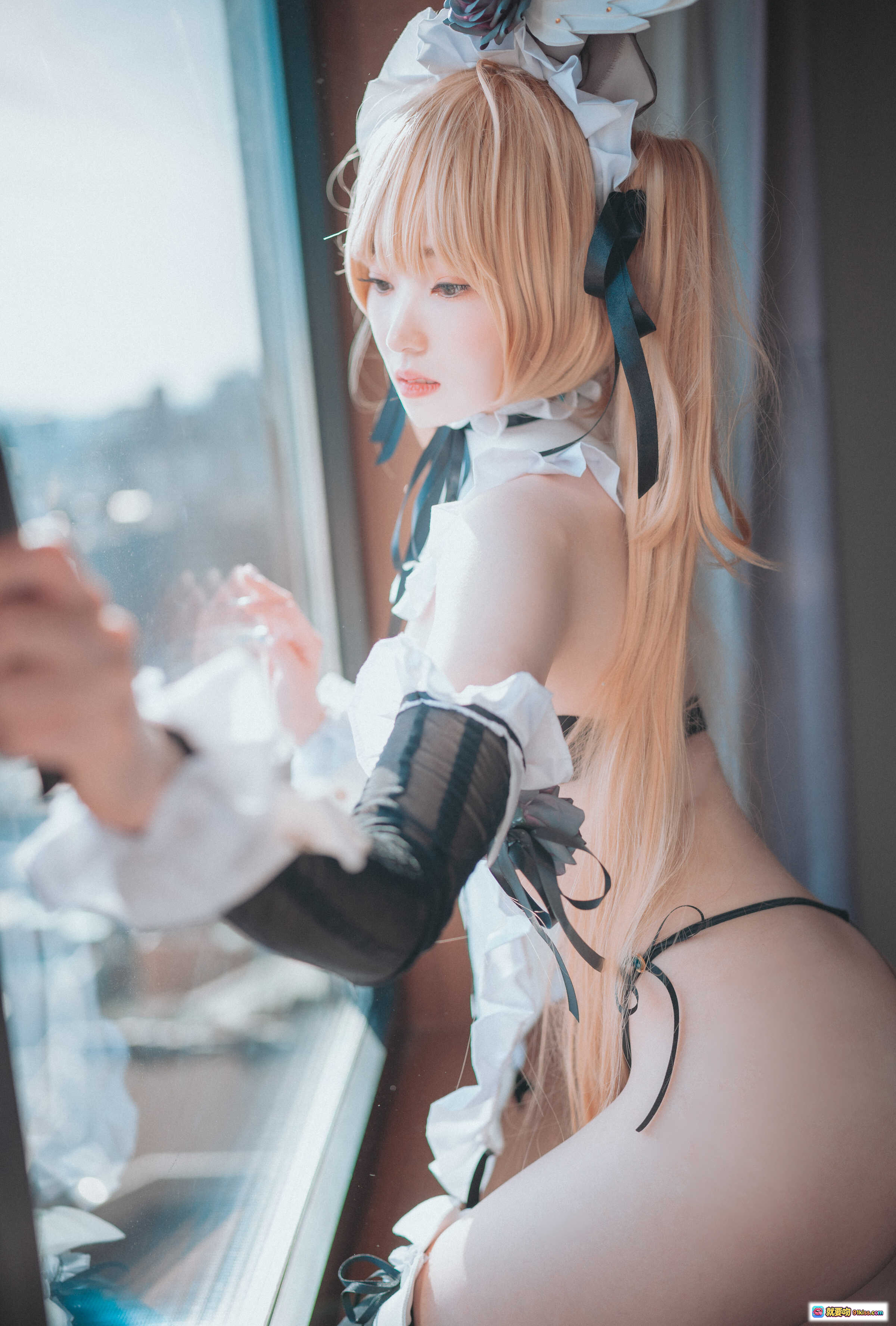 图片[2] - Bambi [DJAWA] Heart to Heart Nephthys版 Cosplay写真｜精致头饰+蕾丝女仆装+黑丝美腿+室内柔光拍摄 - 就要吻