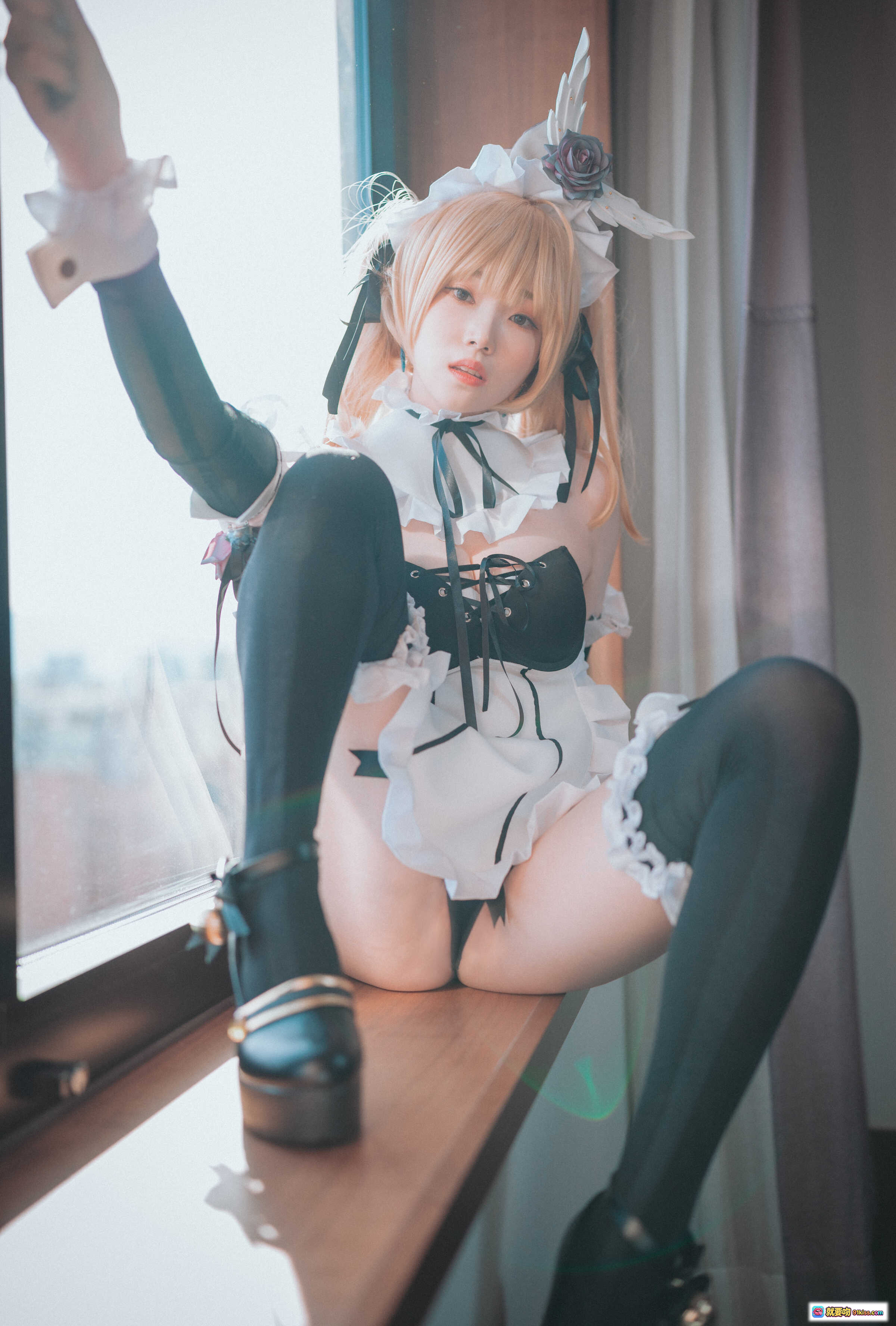 图片[3] - Bambi [DJAWA] Heart to Heart Nephthys版 Cosplay写真｜精致头饰+蕾丝女仆装+黑丝美腿+室内柔光拍摄 - 就要吻