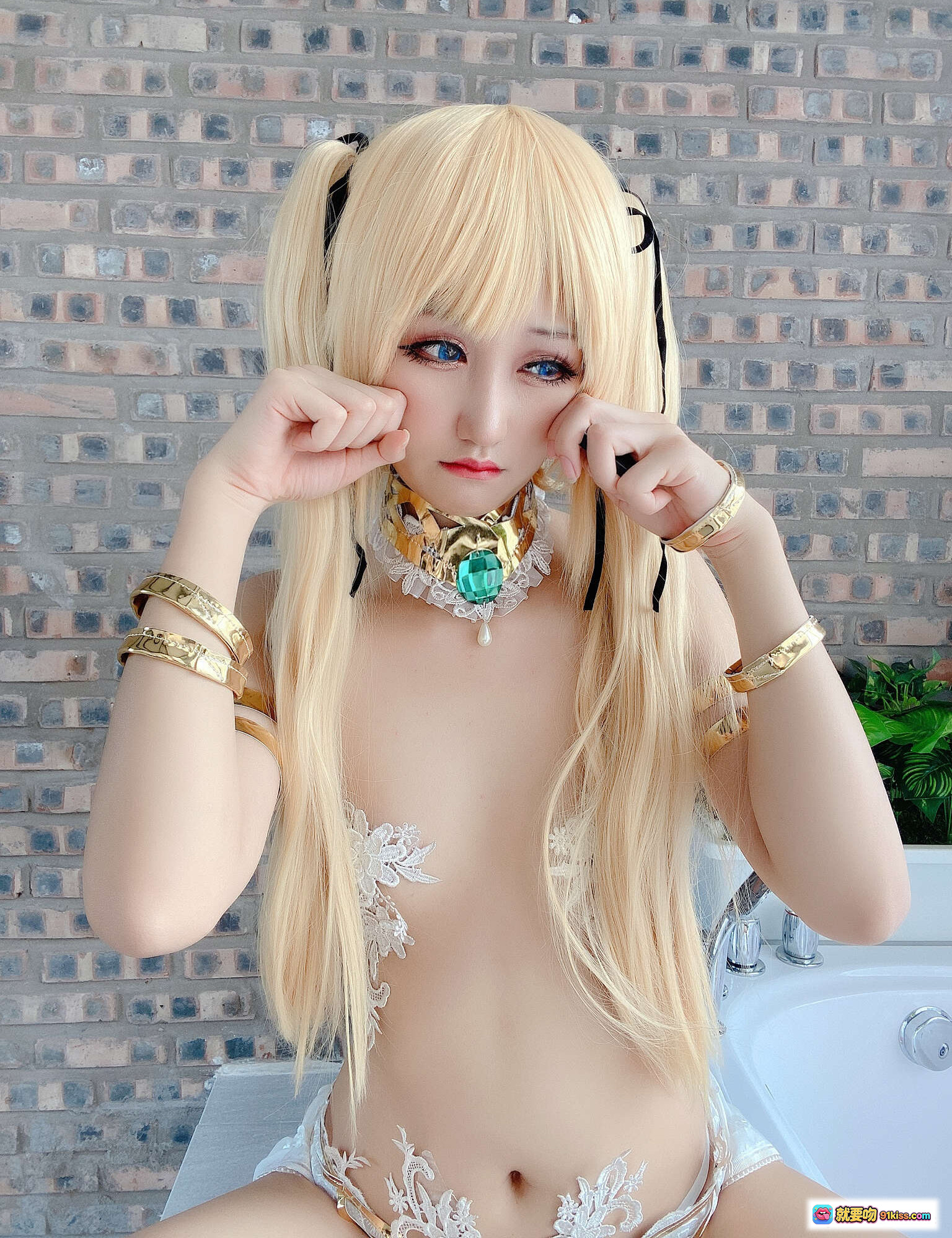 图片[6] - 越南妹KuukoW NO.004 Marie Rose Cosplay自拍｜金发双马尾｜蕾丝镂空内衣｜绿宝石配饰｜砖墙背景写真 - 就要吻