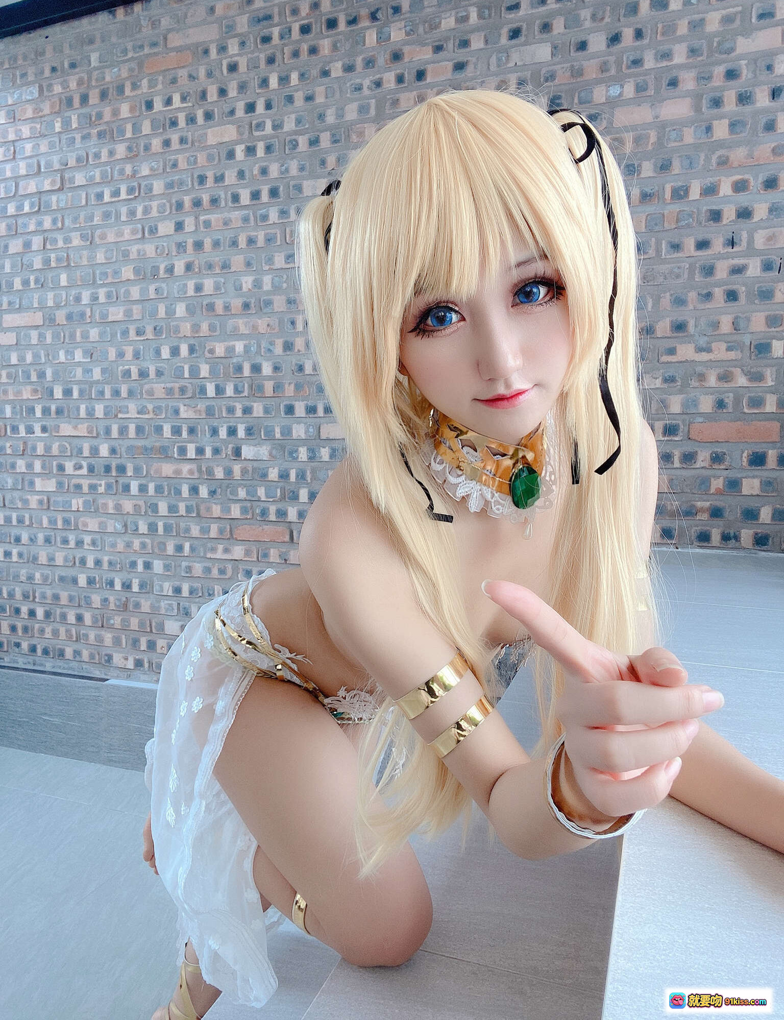 图片[7] - 越南妹KuukoW NO.004 Marie Rose Cosplay自拍｜金发双马尾｜蕾丝镂空内衣｜绿宝石配饰｜砖墙背景写真 - 就要吻