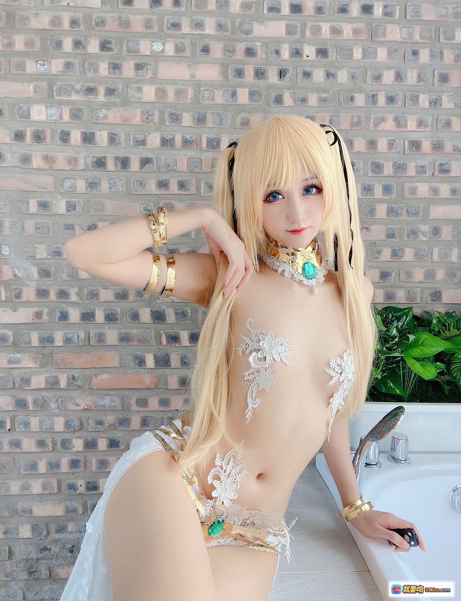 图片[2] - 越南妹KuukoW NO.004 Marie Rose Cosplay自拍｜金发双马尾｜蕾丝镂空内衣｜绿宝石配饰｜砖墙背景写真 - 就要吻