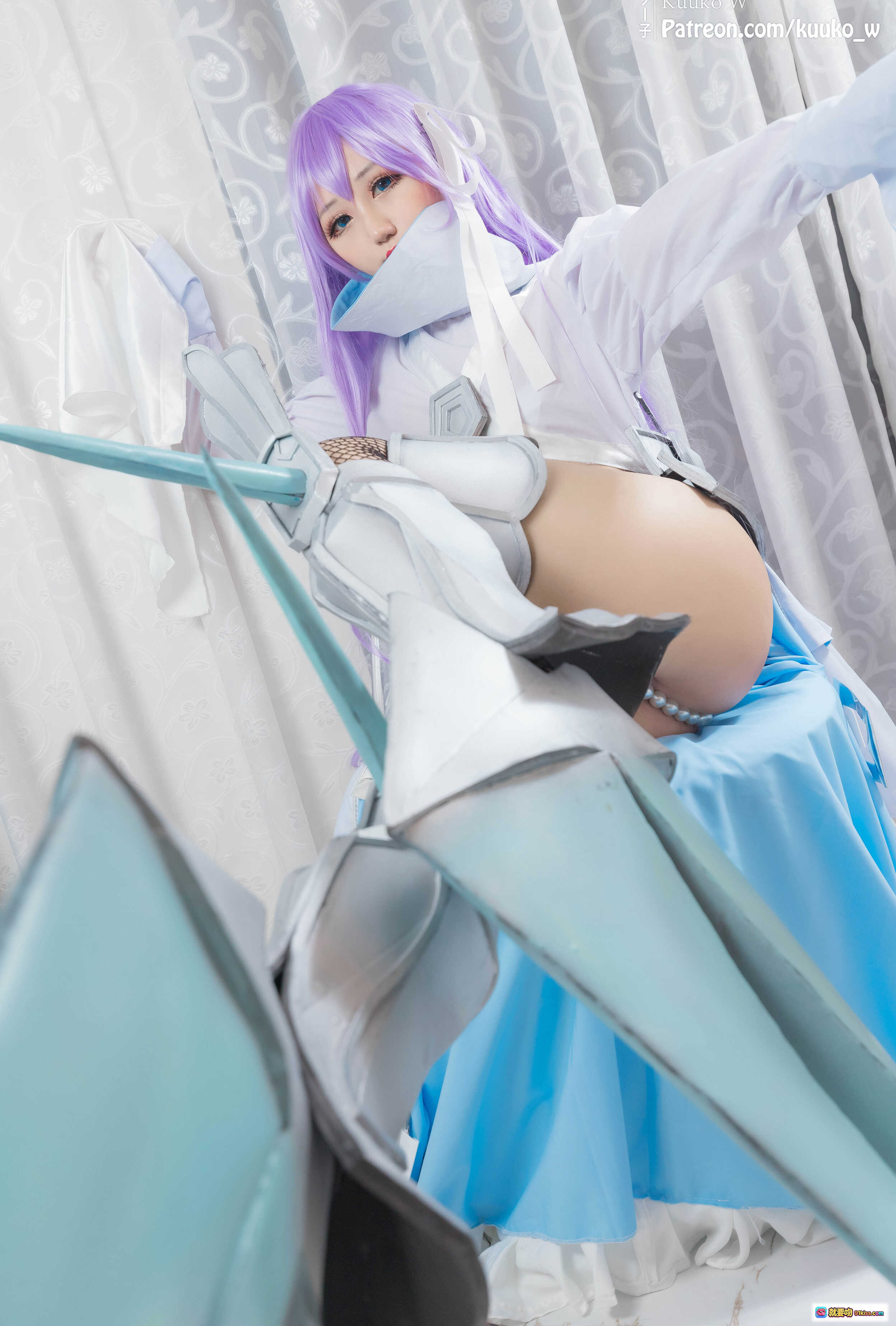 图片[3] - 越南妹KuukoW NO.041 Meltlilith 2020 紫发女仆Cosplay 白色制服 高筒靴 珍珠腰链 性感翘臀 室内窗帘背景 - 就要吻