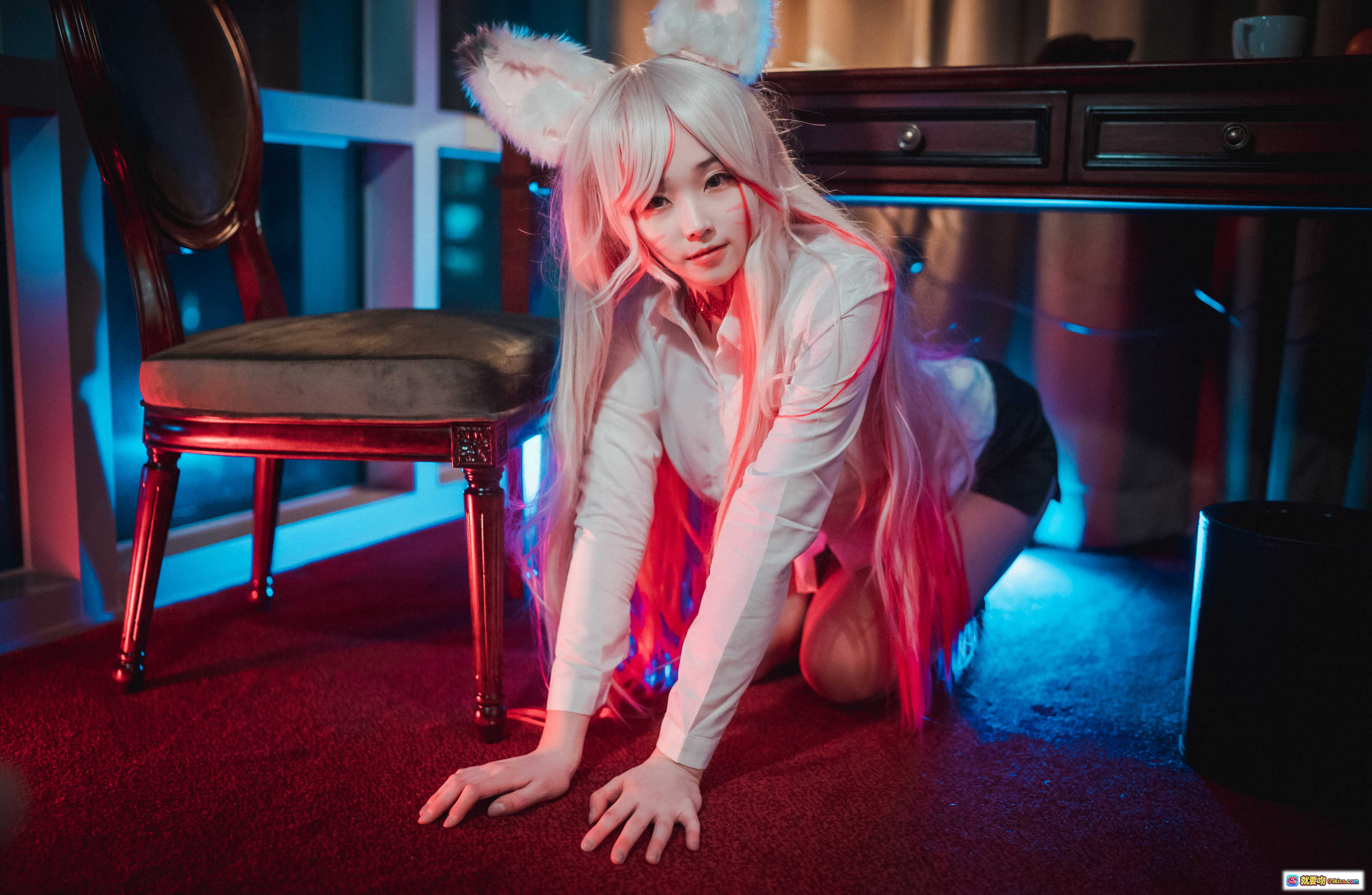图片[9] - Bambi Kumiho办公室cosplay写真｜狐耳银发少女｜红蓝光影氛围｜性感跪姿造型｜精致妆容与丝袜美腿 - 就要吻