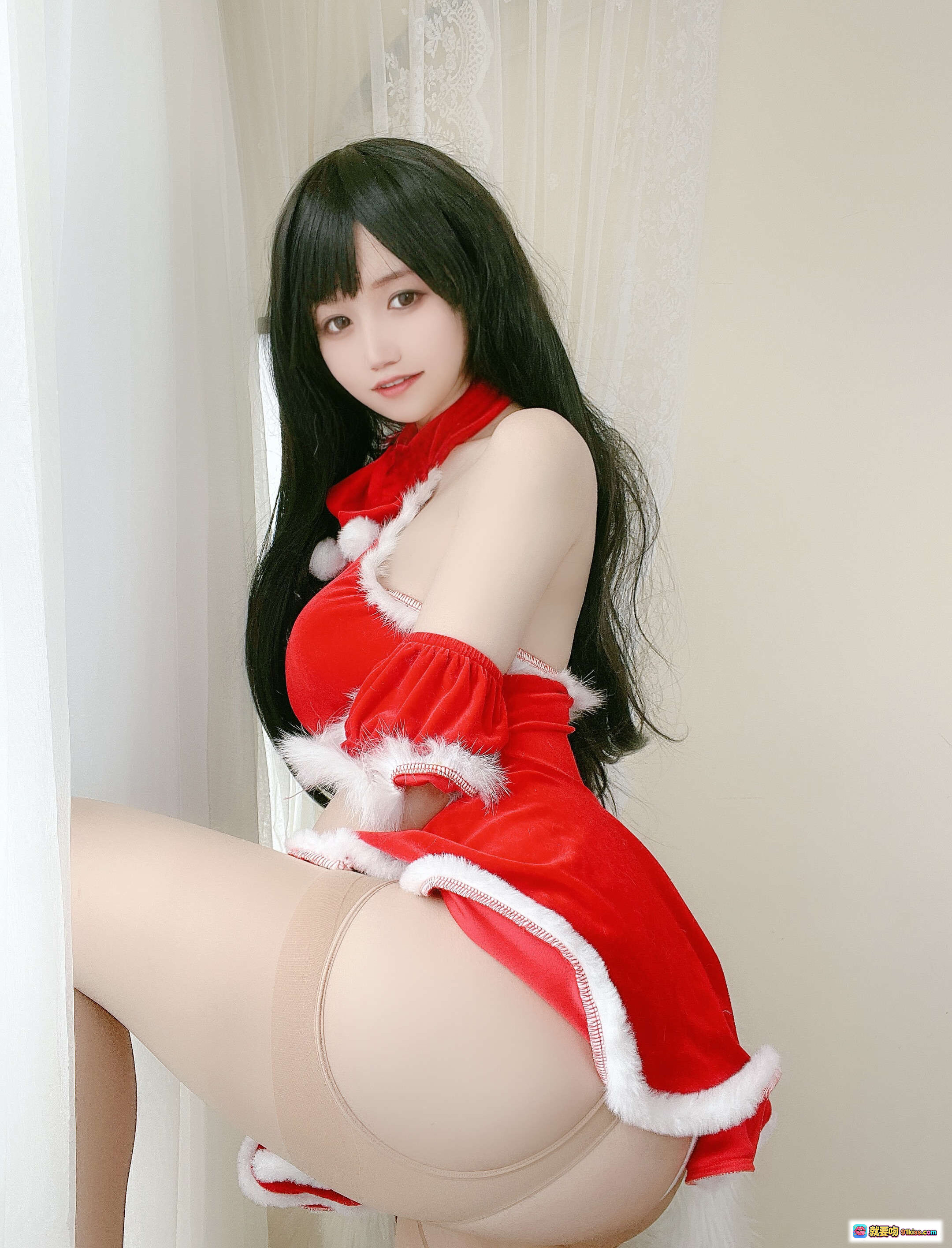 小仓千代圣诞红裙写真｜性感露肩毛绒边礼服｜黑长直少女私房美图23P - 就要吻