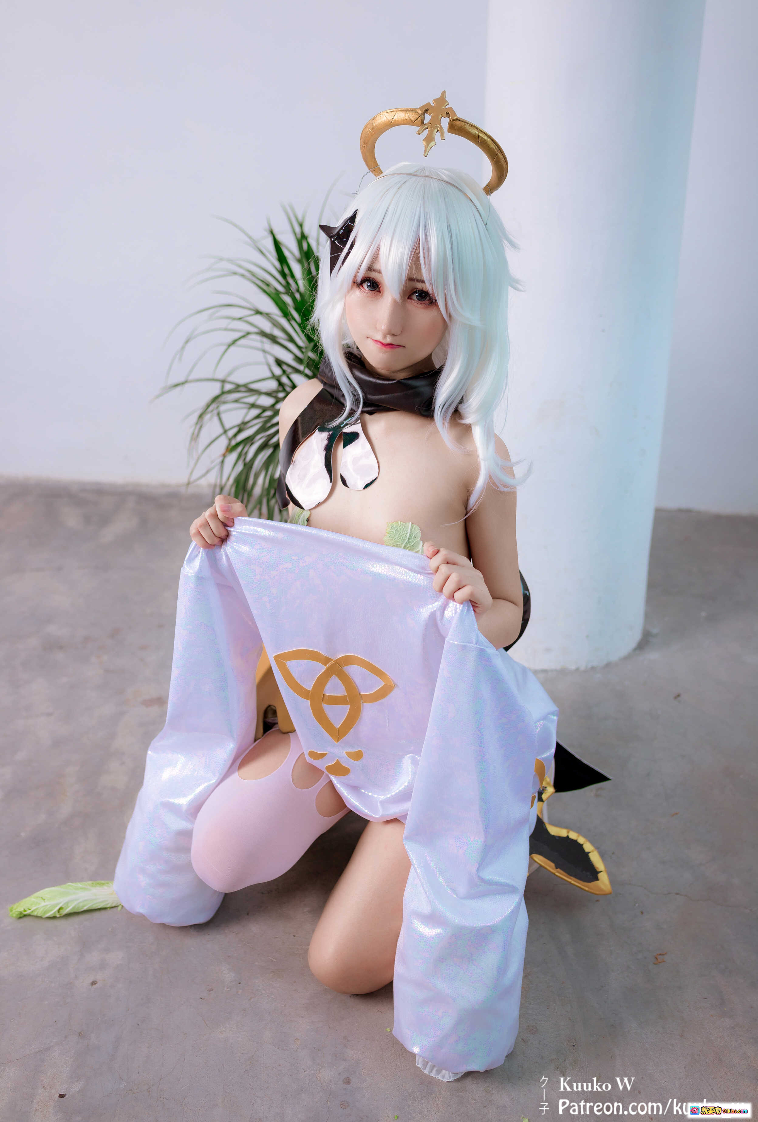 图片[4] - 越南妹KuukoW Cosplay Paimon 2020 白发白菜装饰 金色护甲 紫色丝袜 亮片上衣 三角结符号 二次元角色扮演写真 - 就要吻