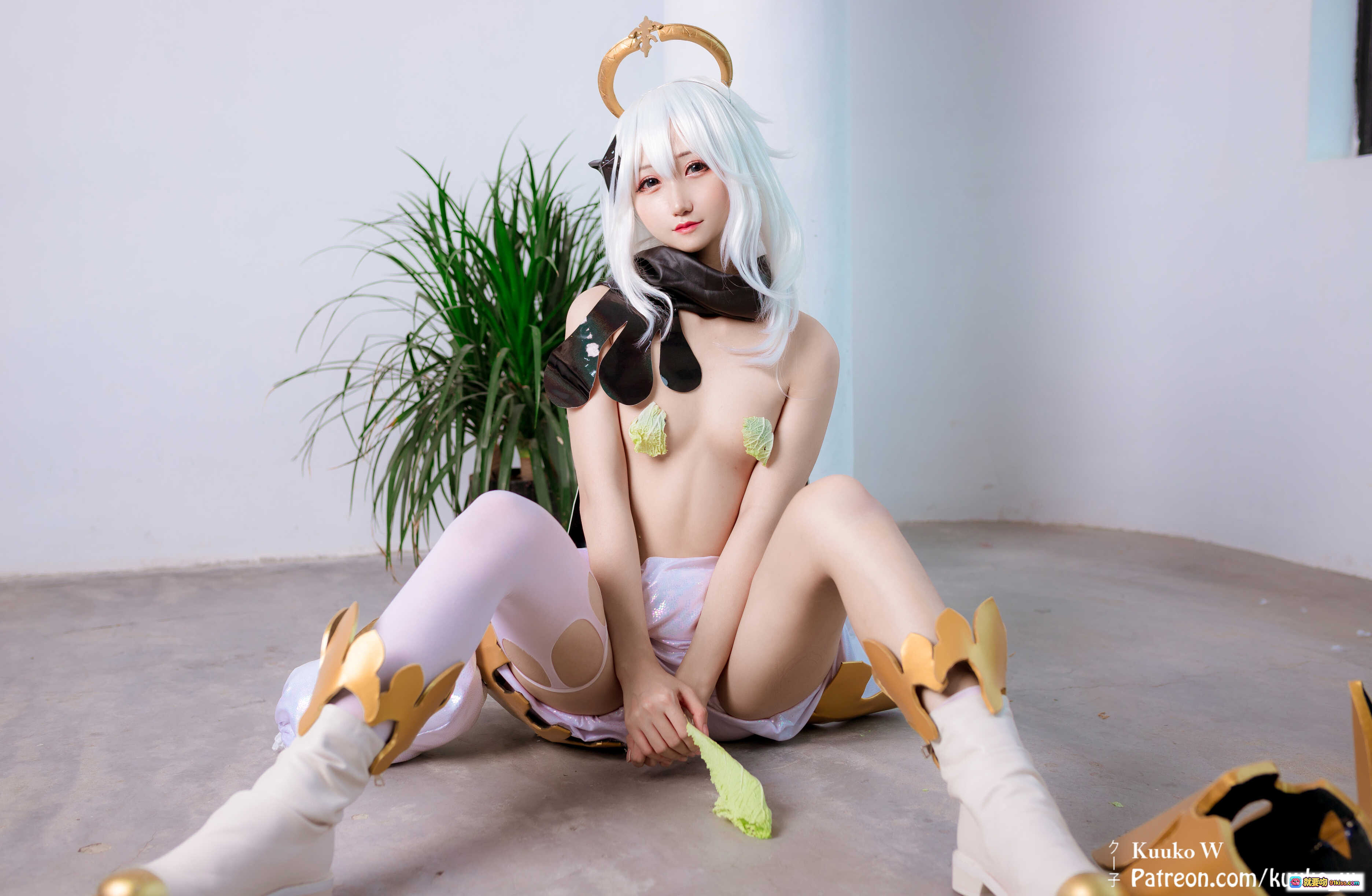 图片[5] - 越南妹KuukoW Cosplay Paimon 2020 白发白菜装饰 金色护甲 紫色丝袜 亮片上衣 三角结符号 二次元角色扮演写真 - 就要吻