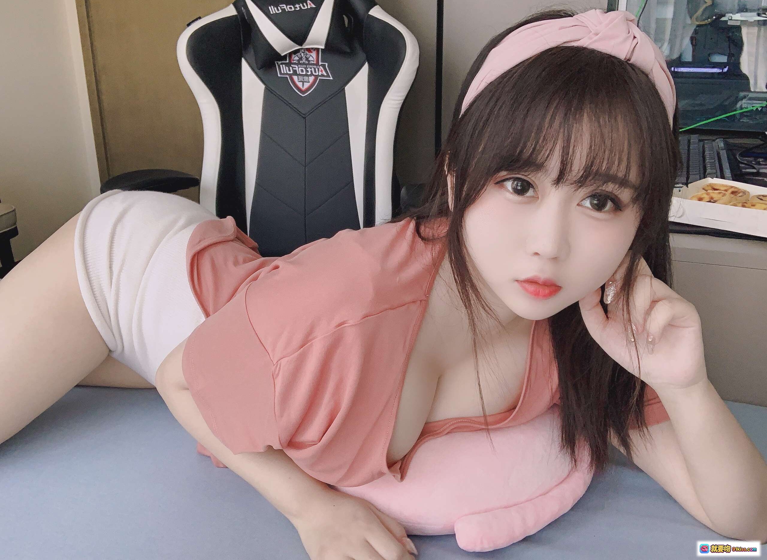 图片[4] - 依酱吖NO.012宅女日常写真｜粉色系甜美穿搭+电竞椅背景+居家氛围感美拍 - 就要吻