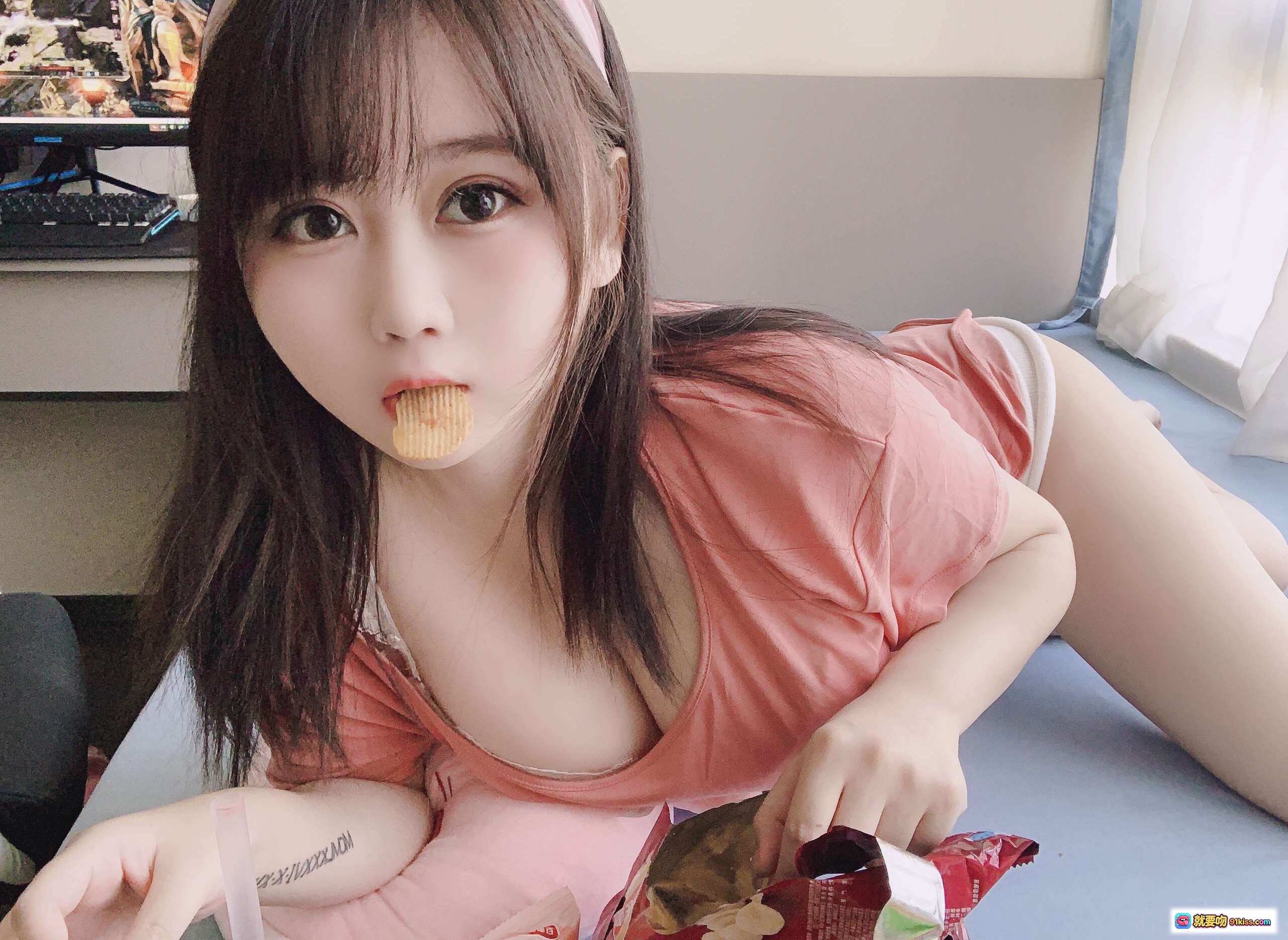 图片[2] - 依酱吖NO.012宅女日常写真｜粉色系甜美穿搭+电竞椅背景+居家氛围感美拍 - 就要吻