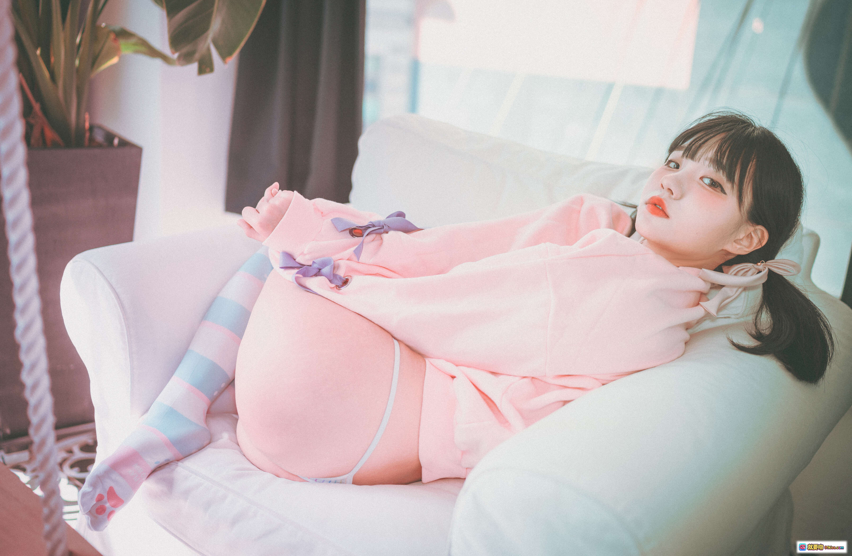 韩国正妹Jenny 24岁可爱粉色系写真 – 甜美少女风居家沙发摆拍，条纹长袜+蝴蝶结装饰，清新自然氛围感十足 - 就要吻