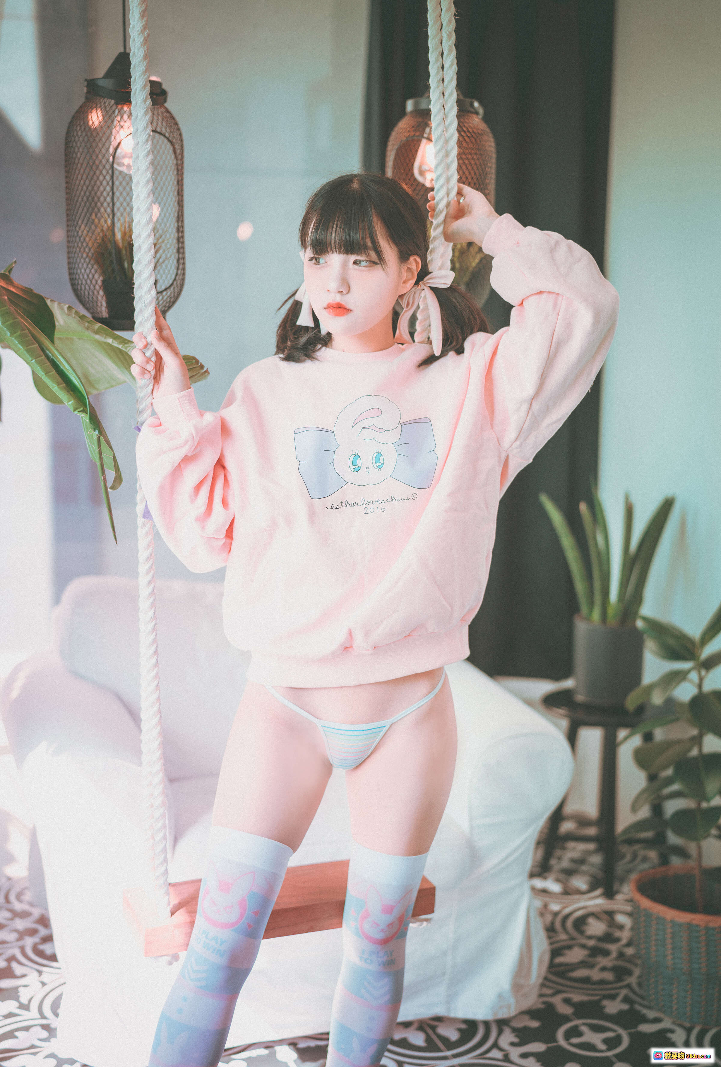 图片[4] - 韩国正妹Jenny 24岁可爱粉色系写真 – 甜美少女风居家沙发摆拍，条纹长袜+蝴蝶结装饰，清新自然氛围感十足 - 就要吻