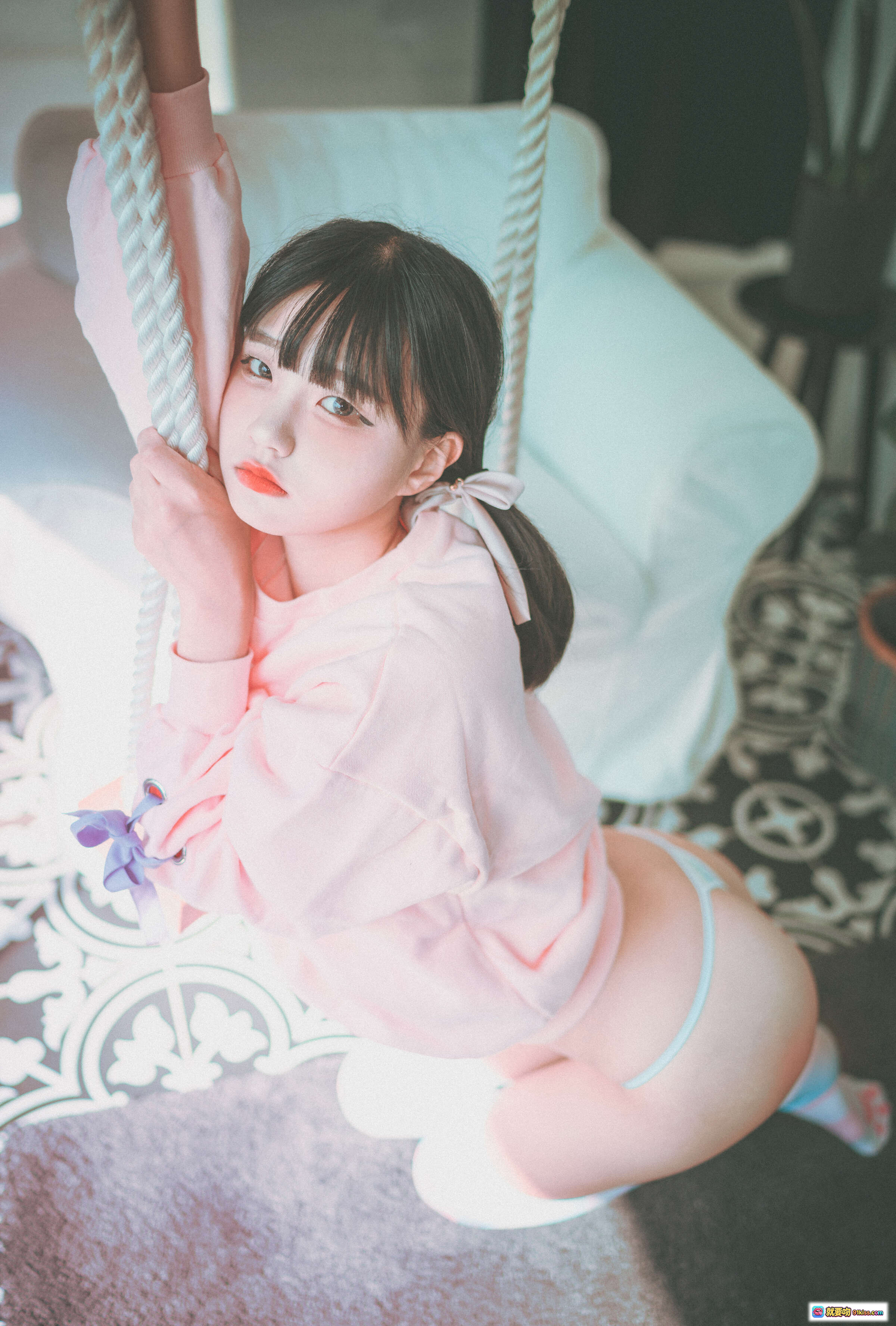 图片[9] - 韩国正妹Jenny 24岁可爱粉色系写真 – 甜美少女风居家沙发摆拍，条纹长袜+蝴蝶结装饰，清新自然氛围感十足 - 就要吻