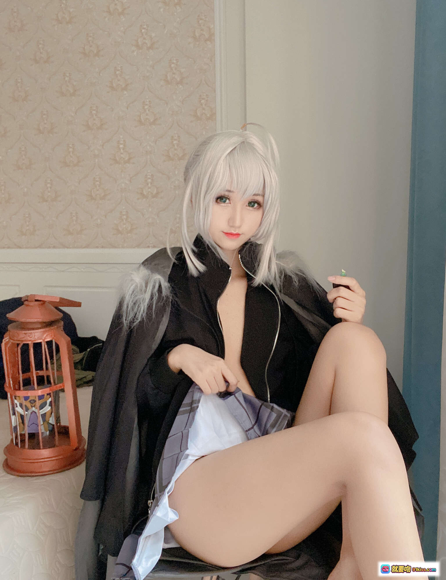 图片[5] - 越南妹KuukoW NO.033 Gray Fate Cosplay写真｜银发少女黑连帽外套格纹短裙性感私房照 - 就要吻