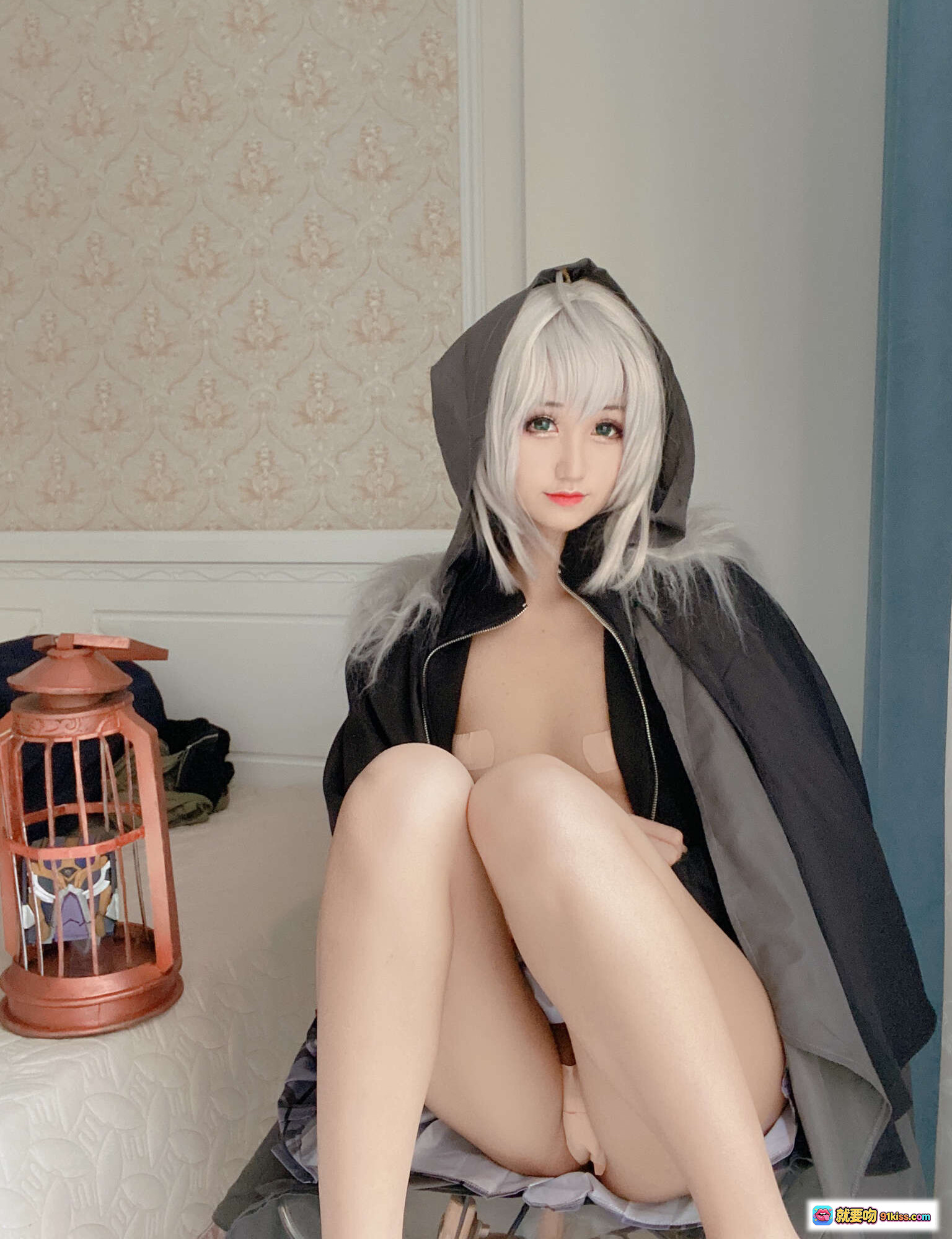 图片[8] - 越南妹KuukoW NO.033 Gray Fate Cosplay写真｜银发少女黑连帽外套格纹短裙性感私房照 - 就要吻