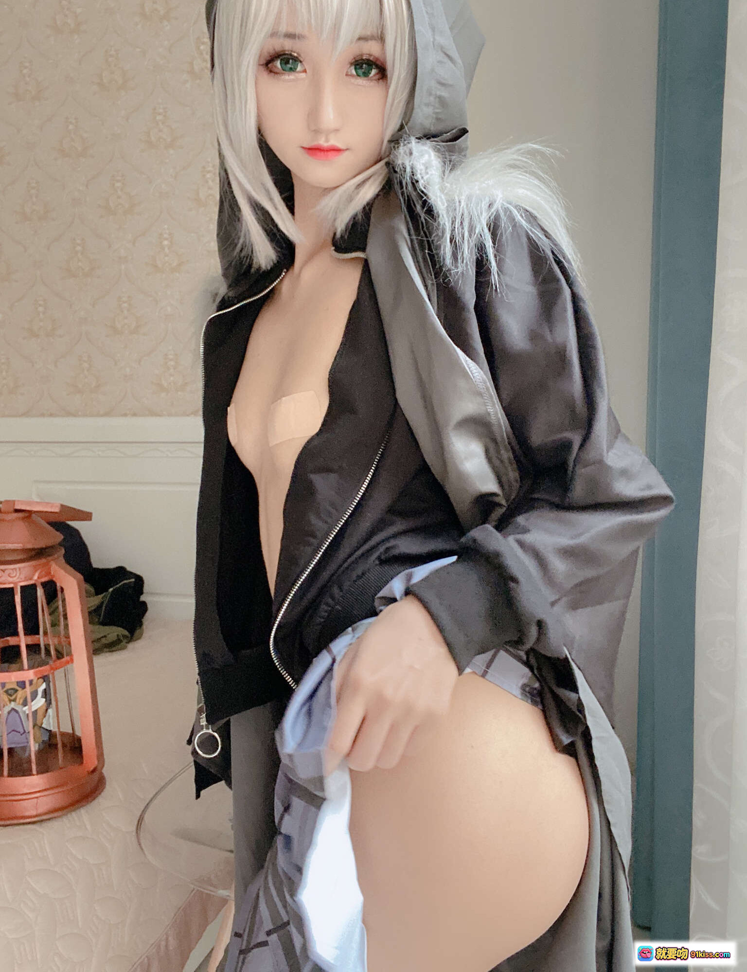 图片[4] - 越南妹KuukoW NO.033 Gray Fate Cosplay写真｜银发少女黑连帽外套格纹短裙性感私房照 - 就要吻