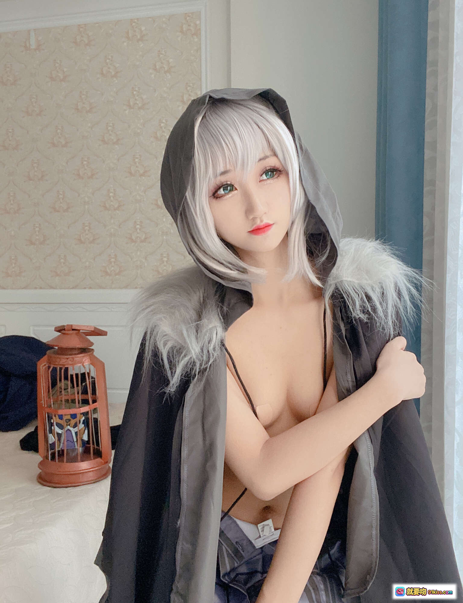 图片[7] - 越南妹KuukoW NO.033 Gray Fate Cosplay写真｜银发少女黑连帽外套格纹短裙性感私房照 - 就要吻