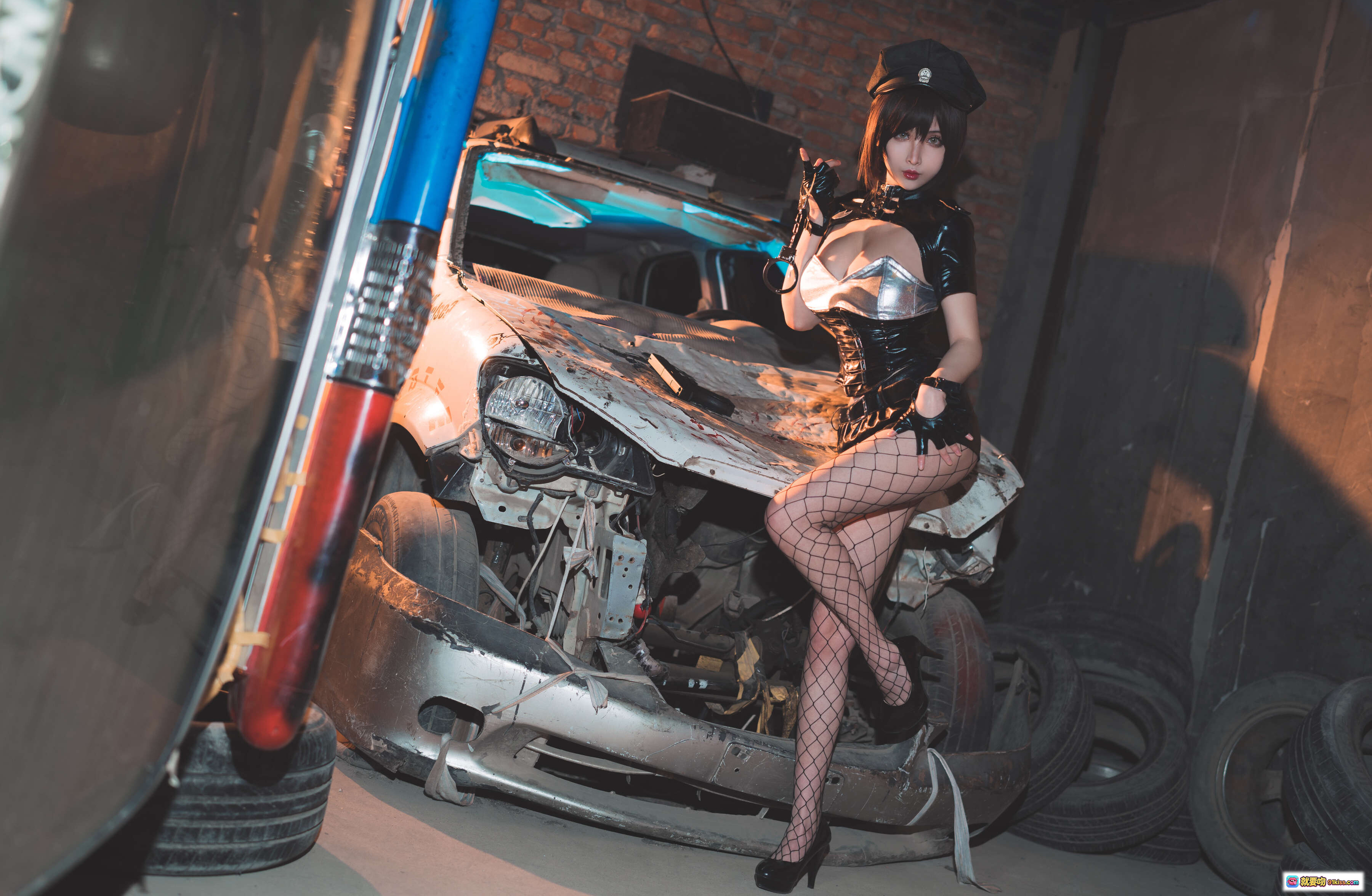 rioko凉凉子NO.035实习警察写真-黑丝网袜警服造型-废车场性感Cosplay-20P高清图集 - 就要吻