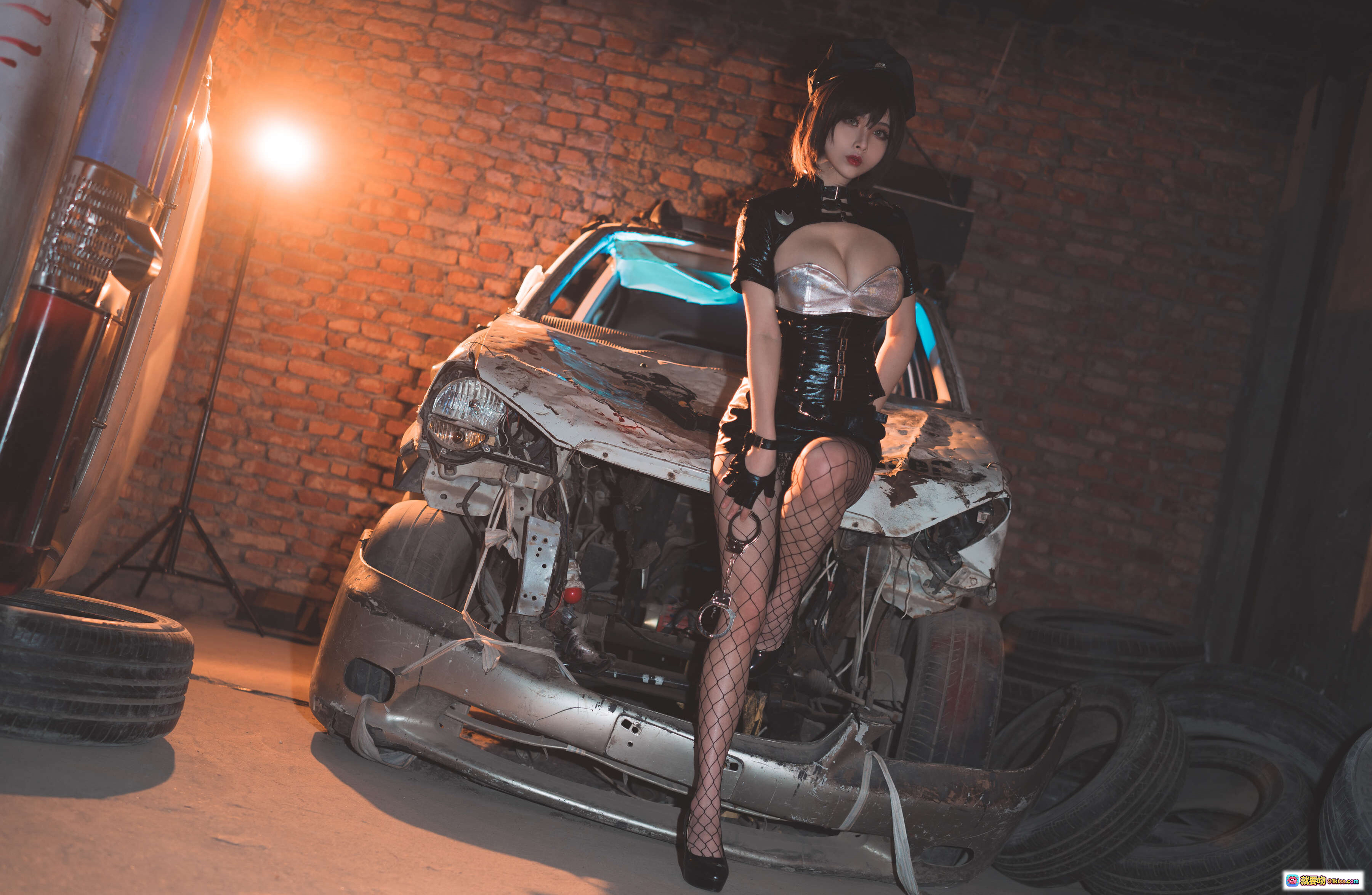 图片[10] - rioko凉凉子NO.035实习警察写真-黑丝网袜警服造型-废车场性感Cosplay-20P高清图集 - 就要吻