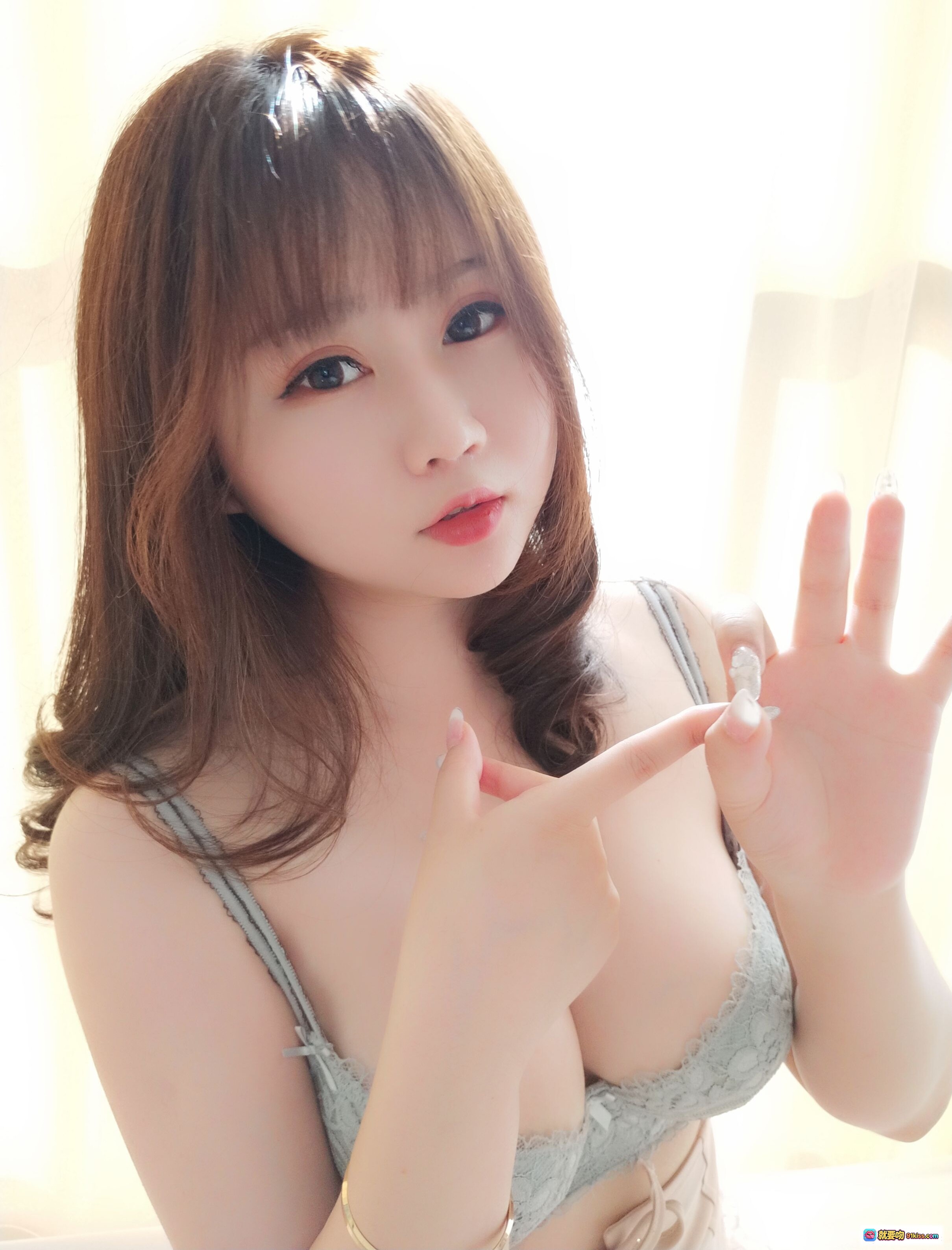 图片[10] - 依酱吖NO.016蕾丝内衣2.0写真 甜美性感粉色蕾丝裙搭配吊带内衣 床上跪姿私房美拍 25P高清图集 - 就要吻