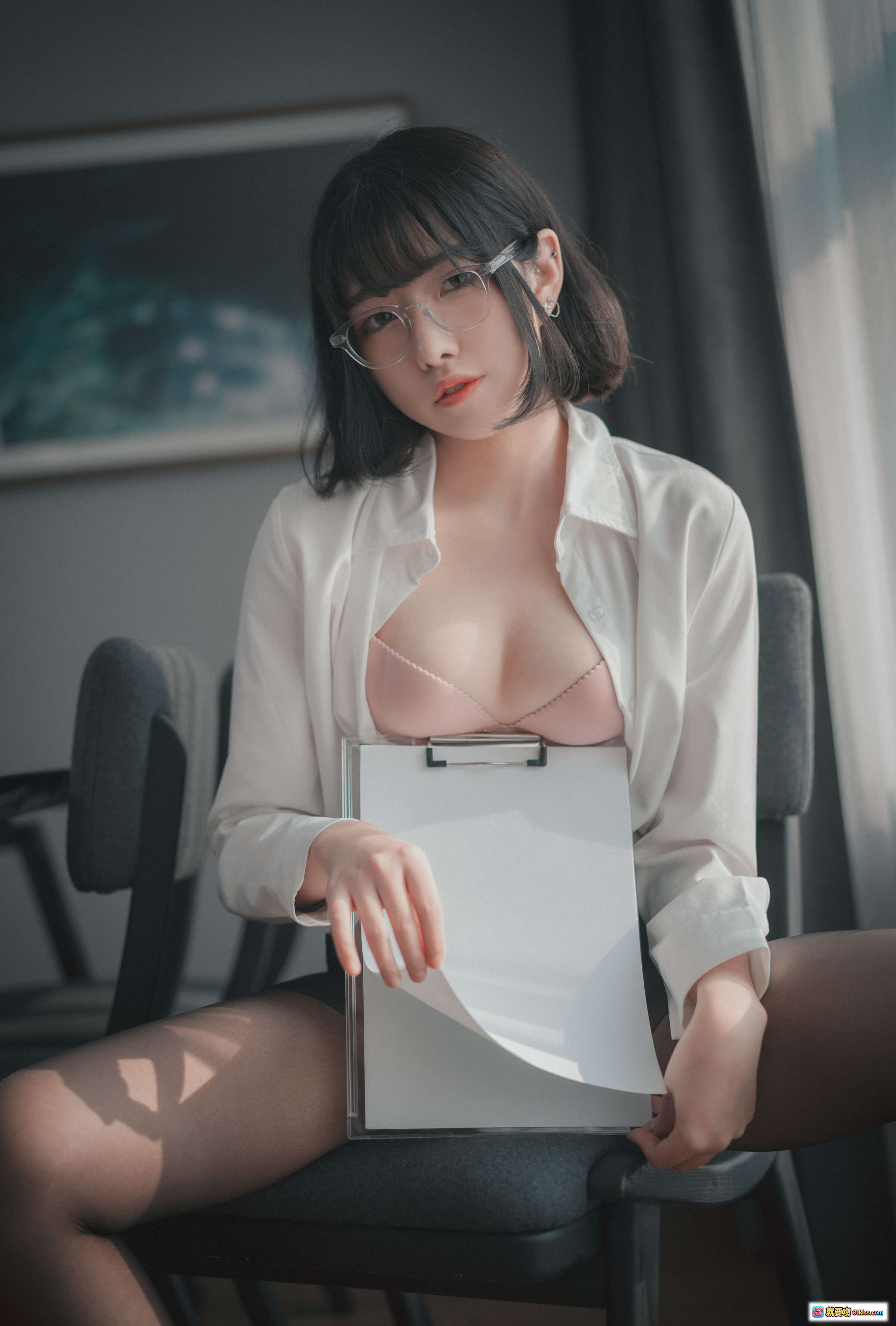 Sonson 4 [DJAWA] Need Your Approval 正常版 – 白衬衫黑丝眼镜女郎持文件夹写真，职场风性感写真高清图 - 就要吻