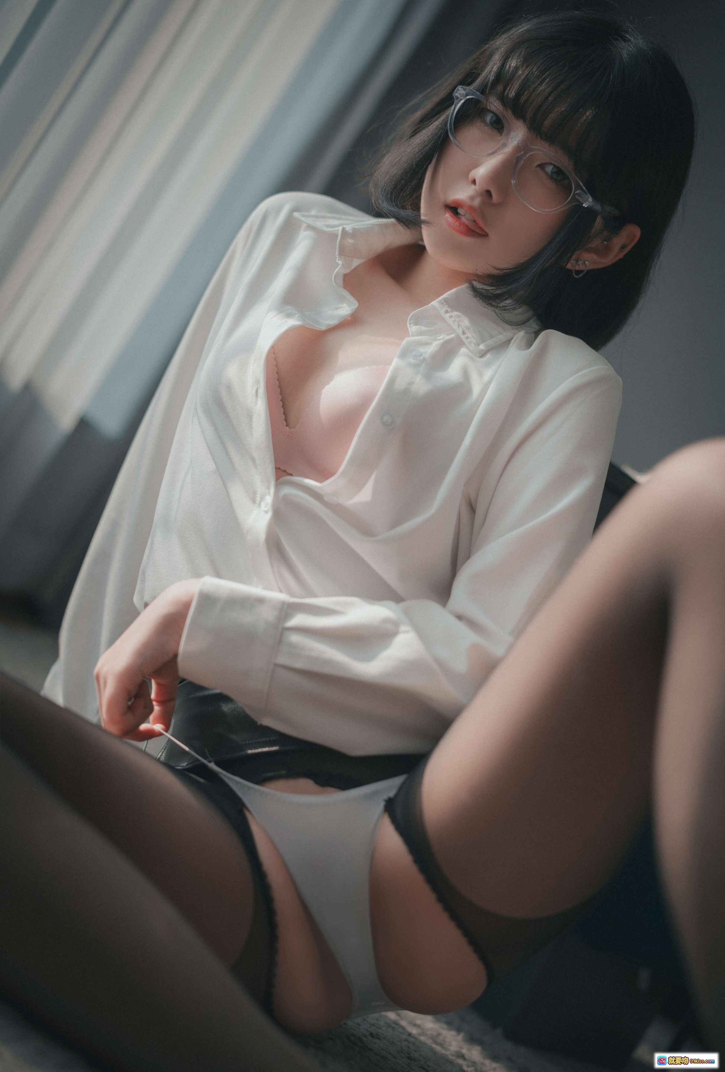 图片[5] - Sonson 4 [DJAWA] Need Your Approval 正常版 – 白衬衫黑丝眼镜女郎持文件夹写真，职场风性感写真高清图 - 就要吻