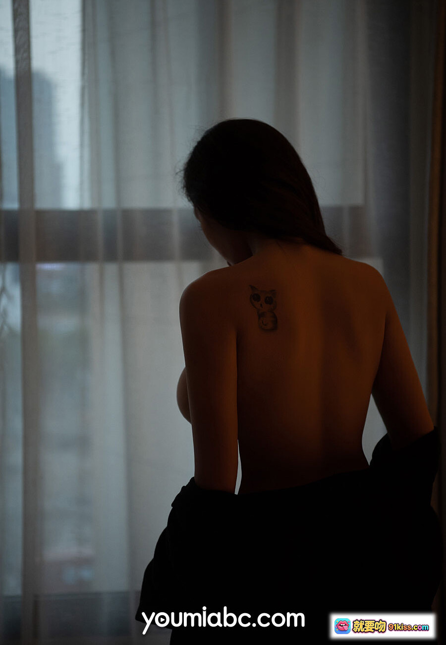 图片[5] - 夜猫宝贝梦娜性感写真｜黑色卡通外套露肩诱惑｜白床单私房美腿特写｜YouMi尤蜜2020.01.08高清图集 - 就要吻