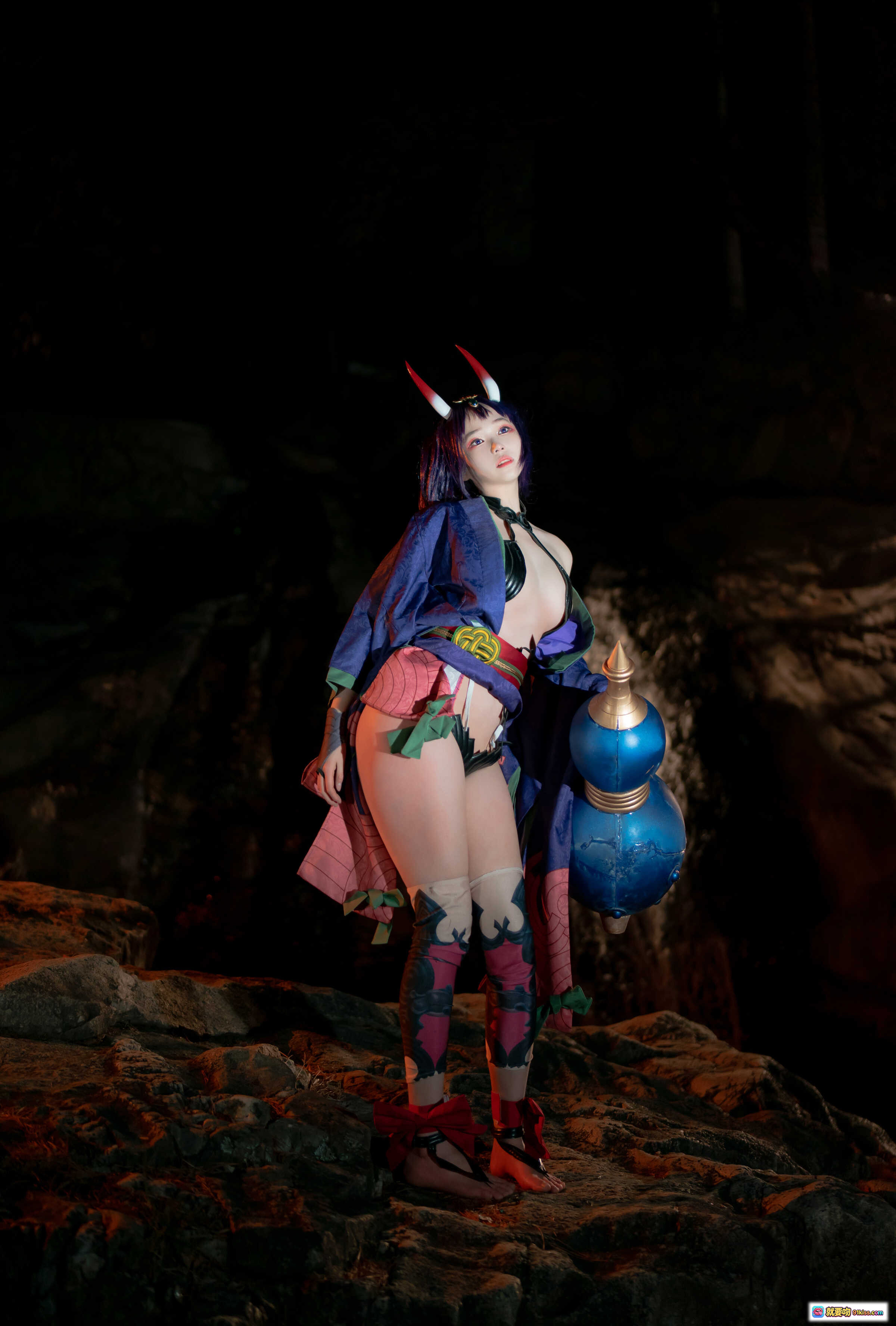 图片[6] - Bambi Cosplay Fate Grand Order Shuten Douji Assassin 角饰蓝袍红纹洞穴写真 - 就要吻