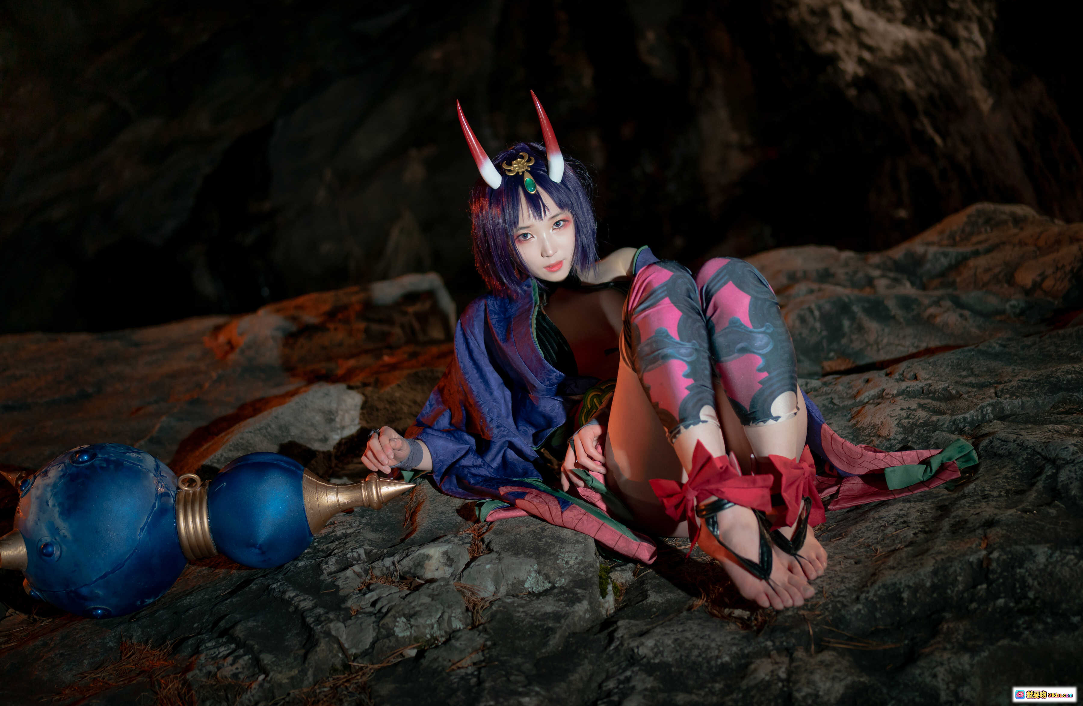 图片[4] - Bambi Cosplay Fate Grand Order Shuten Douji Assassin 角饰蓝袍红纹洞穴写真 - 就要吻