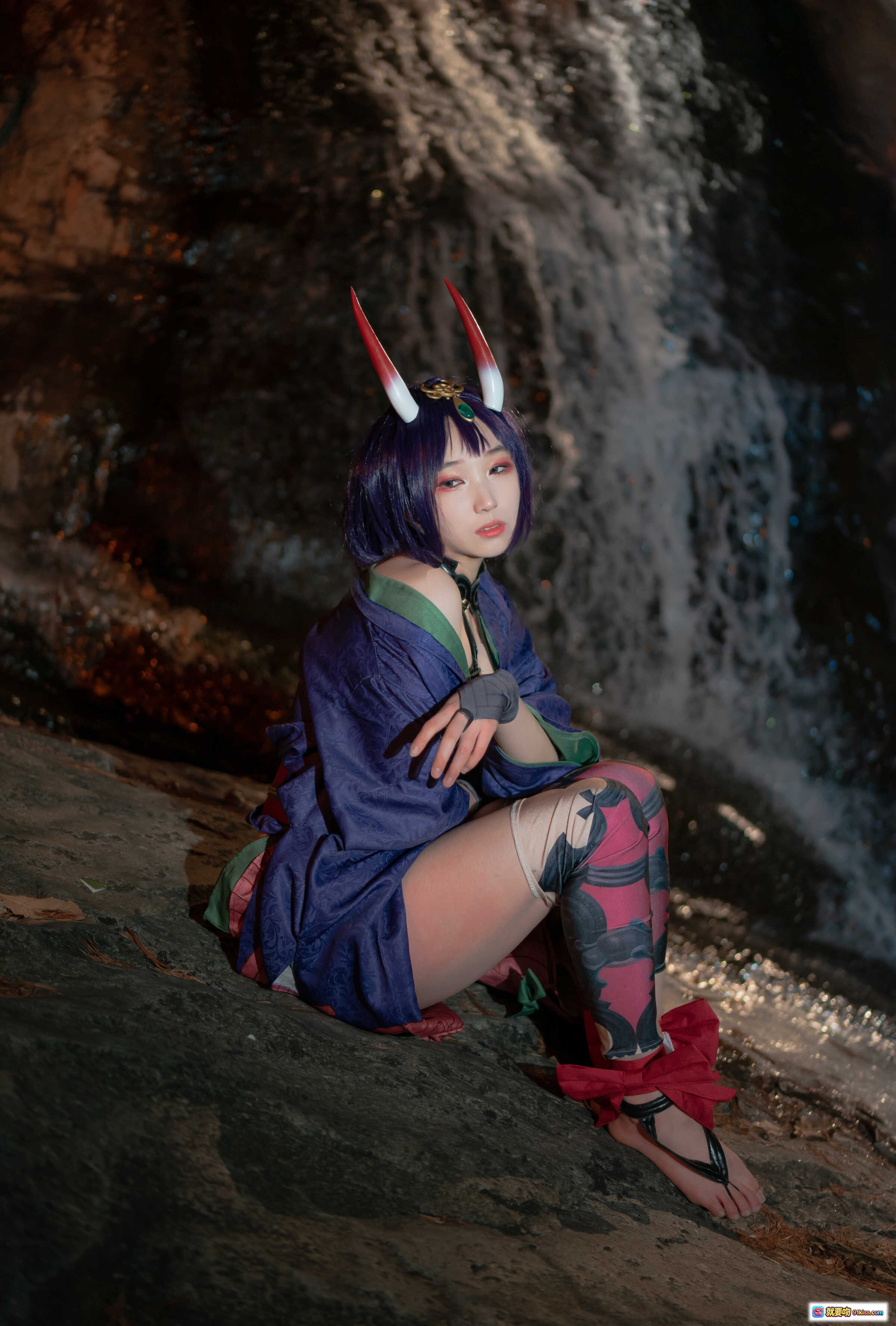 图片[7] - Bambi Cosplay Fate Grand Order Shuten Douji Assassin 角饰蓝袍红纹洞穴写真 - 就要吻