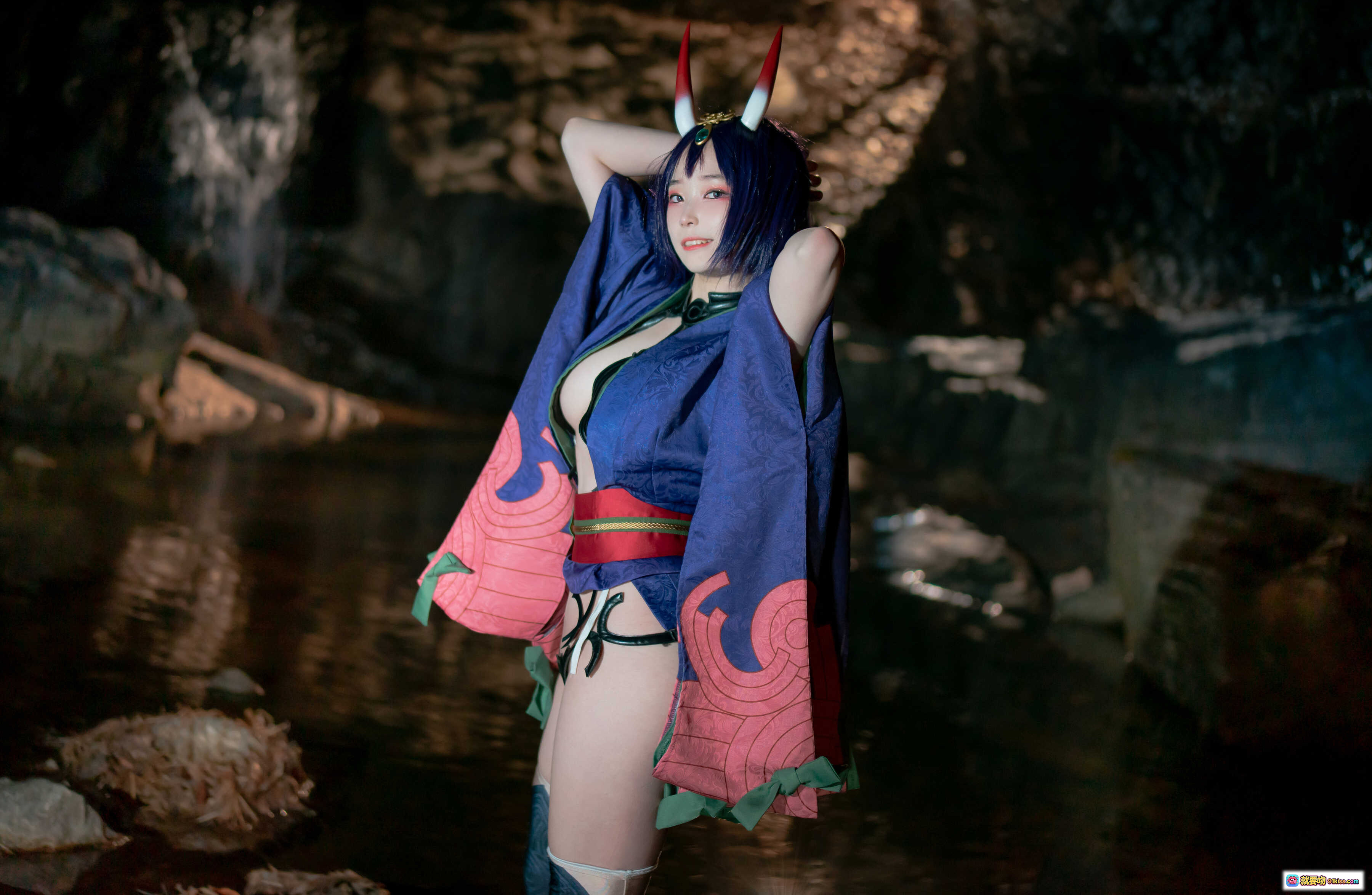 图片[2] - Bambi Cosplay Fate Grand Order Shuten Douji Assassin 角饰蓝袍红纹洞穴写真 - 就要吻