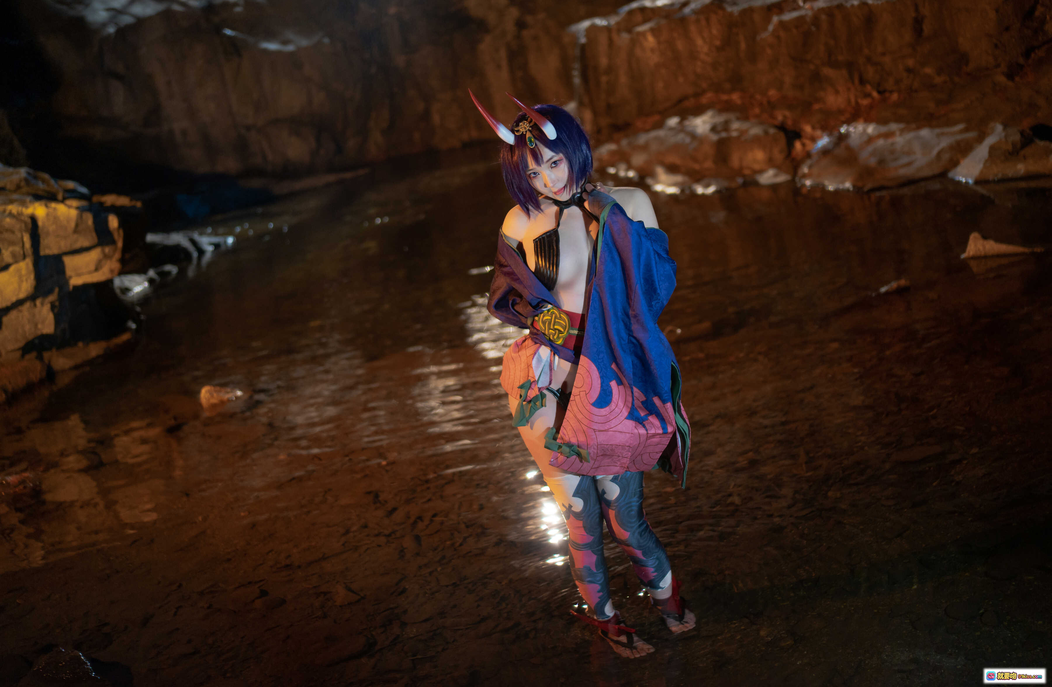 图片[8] - Bambi Cosplay Fate Grand Order Shuten Douji Assassin 角饰蓝袍红纹洞穴写真 - 就要吻