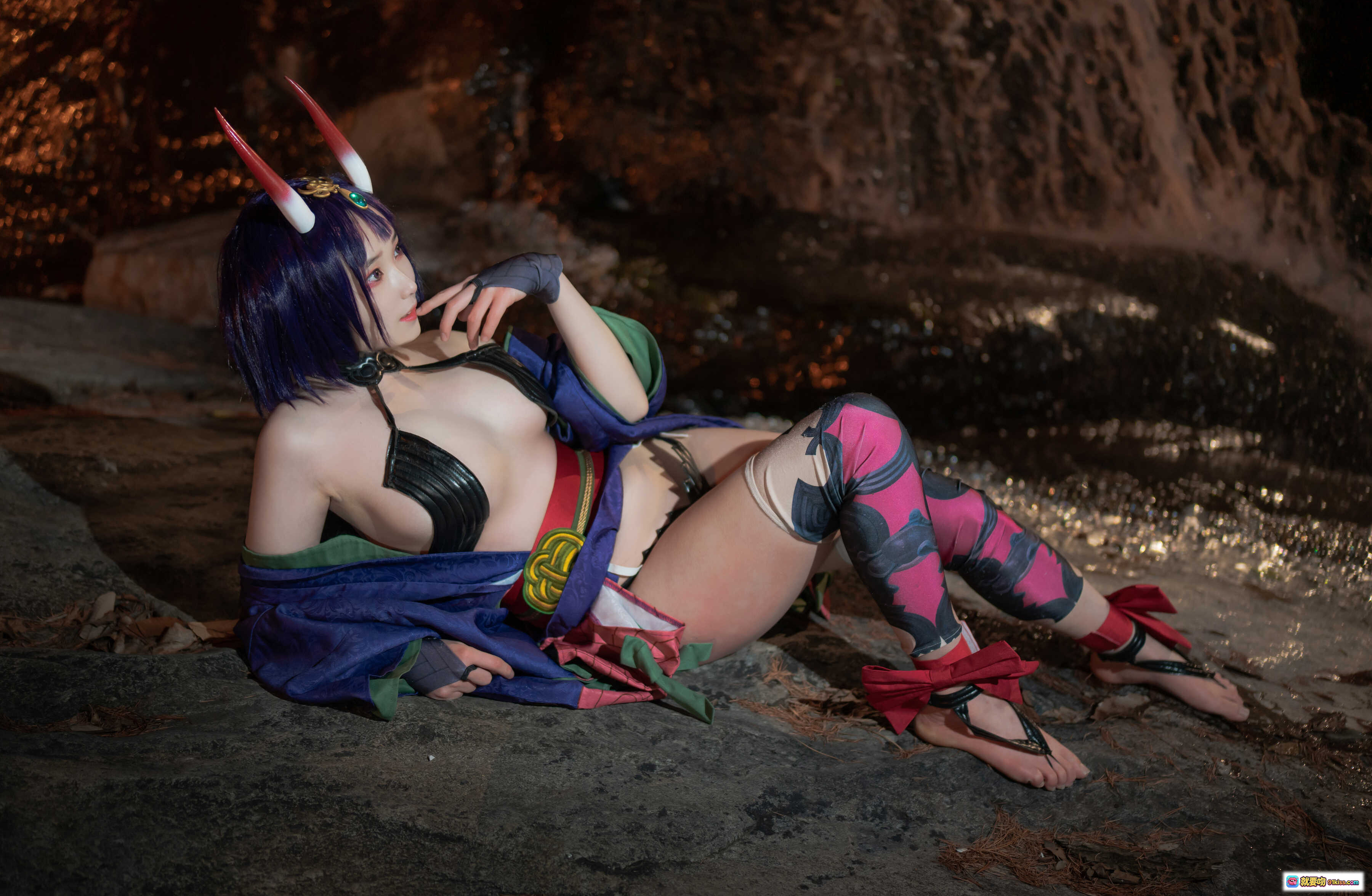 图片[5] - Bambi Cosplay Fate Grand Order Shuten Douji Assassin 角饰蓝袍红纹洞穴写真 - 就要吻