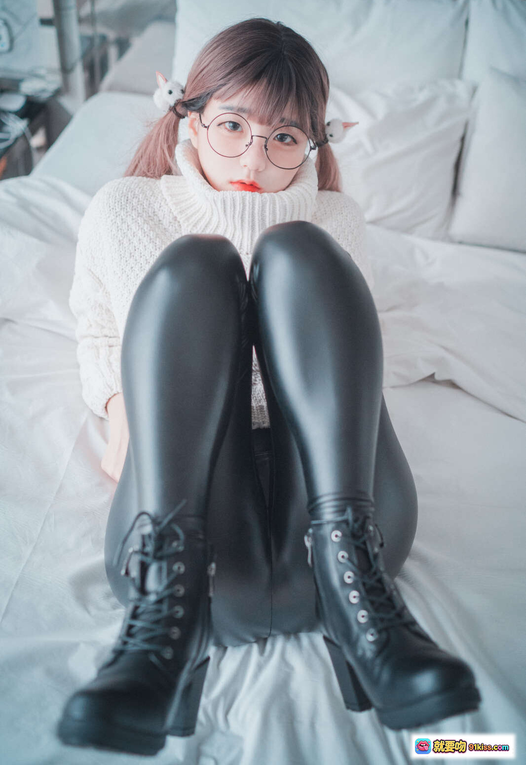 图片[8] - 韩国正妹Jenny7 DJAWA 白色宽松毛衣搭配紧身黑裤 眼镜萌系少女写真 - 就要吻