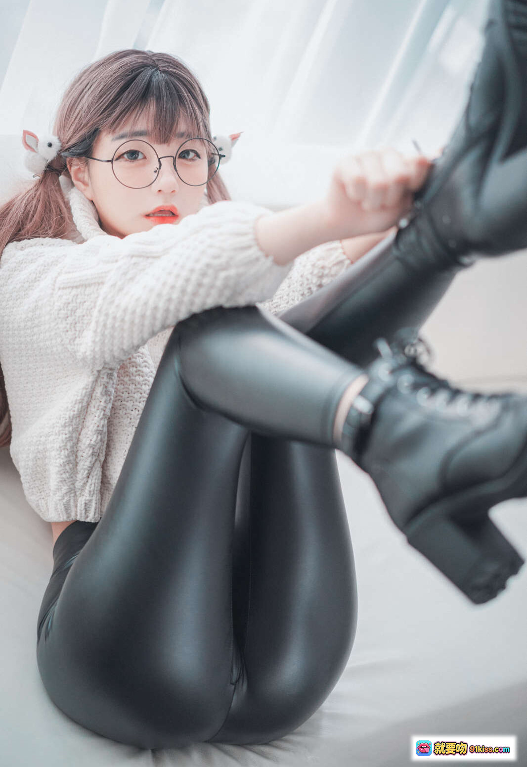 图片[6] - 韩国正妹Jenny7 DJAWA 白色宽松毛衣搭配紧身黑裤 眼镜萌系少女写真 - 就要吻