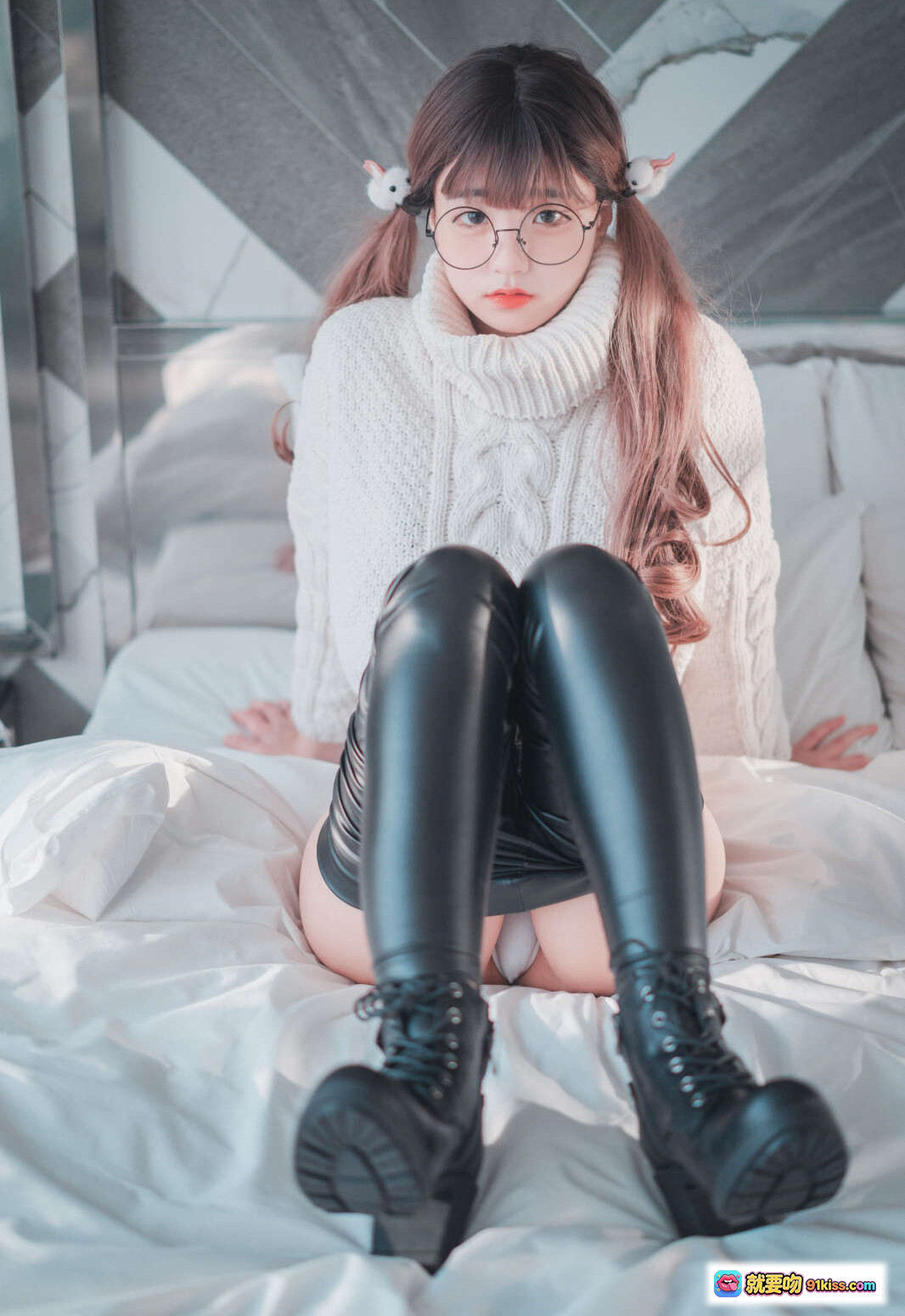 图片[3] - 韩国正妹Jenny7 DJAWA 白色宽松毛衣搭配紧身黑裤 眼镜萌系少女写真 - 就要吻