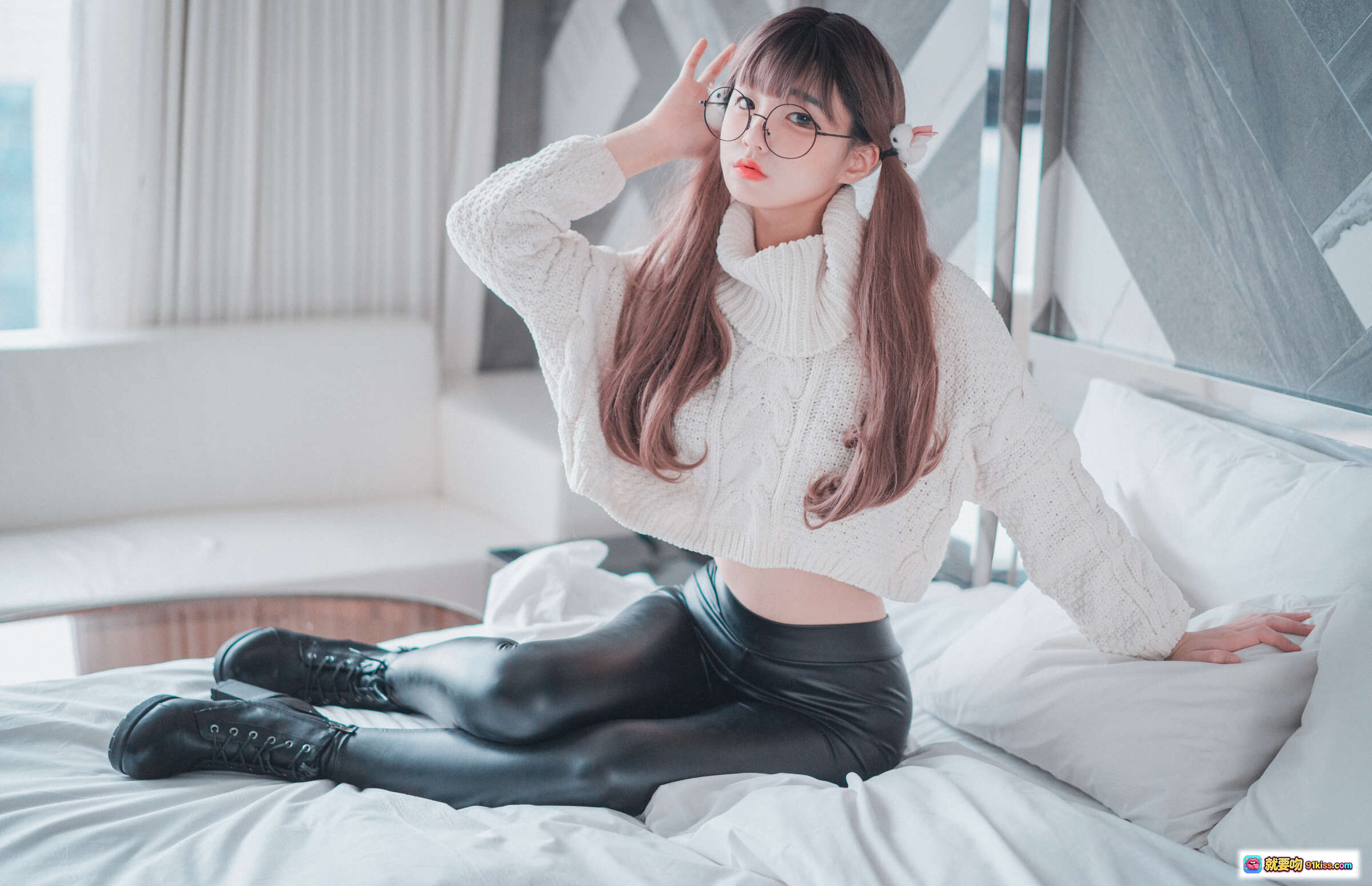 图片[7] - 韩国正妹Jenny7 DJAWA 白色宽松毛衣搭配紧身黑裤 眼镜萌系少女写真 - 就要吻