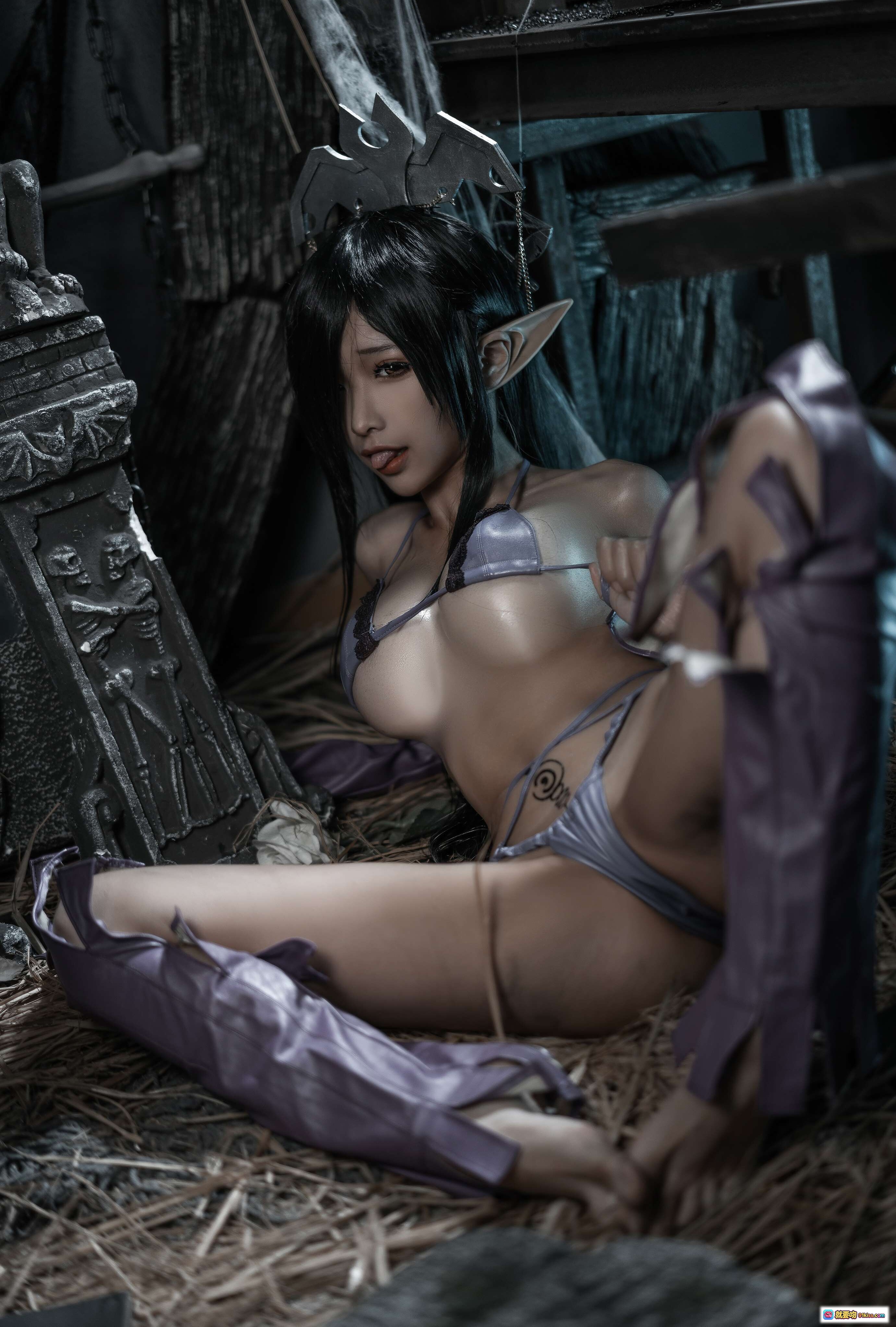 图片[10] - 蠢沫沫NO.121黑兽女王COS写真3套36P 精致精灵耳暗黑风性感内衣紫色长袖搭配神秘雕像背景 - 就要吻