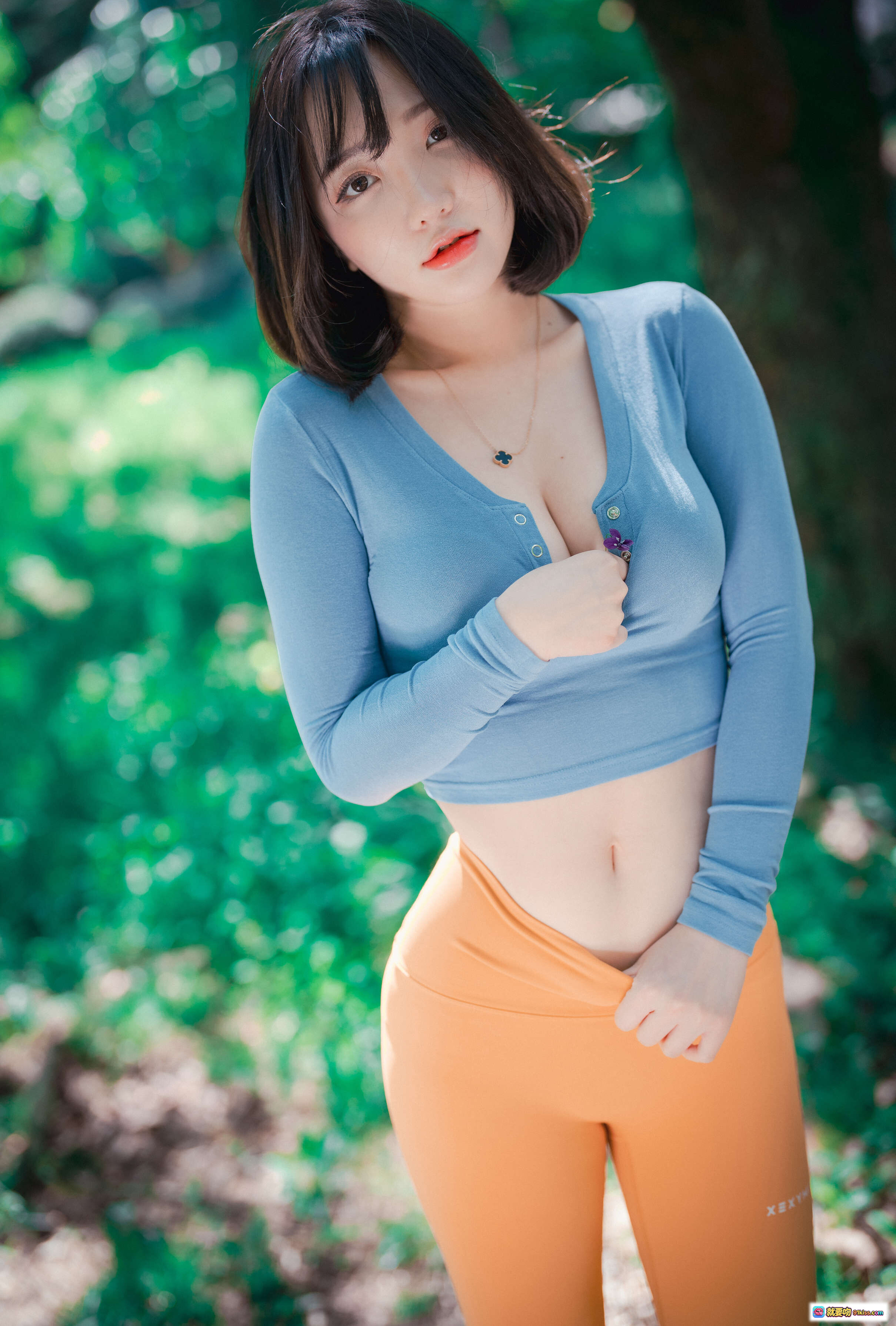 图片[2] - 孫樂樂018 DJAWA 戶外運動穿搭 橘色緊身褲藍色長袖上衣 綠意森林自然風情 美腿曲線陽光寫真 - 就要吻