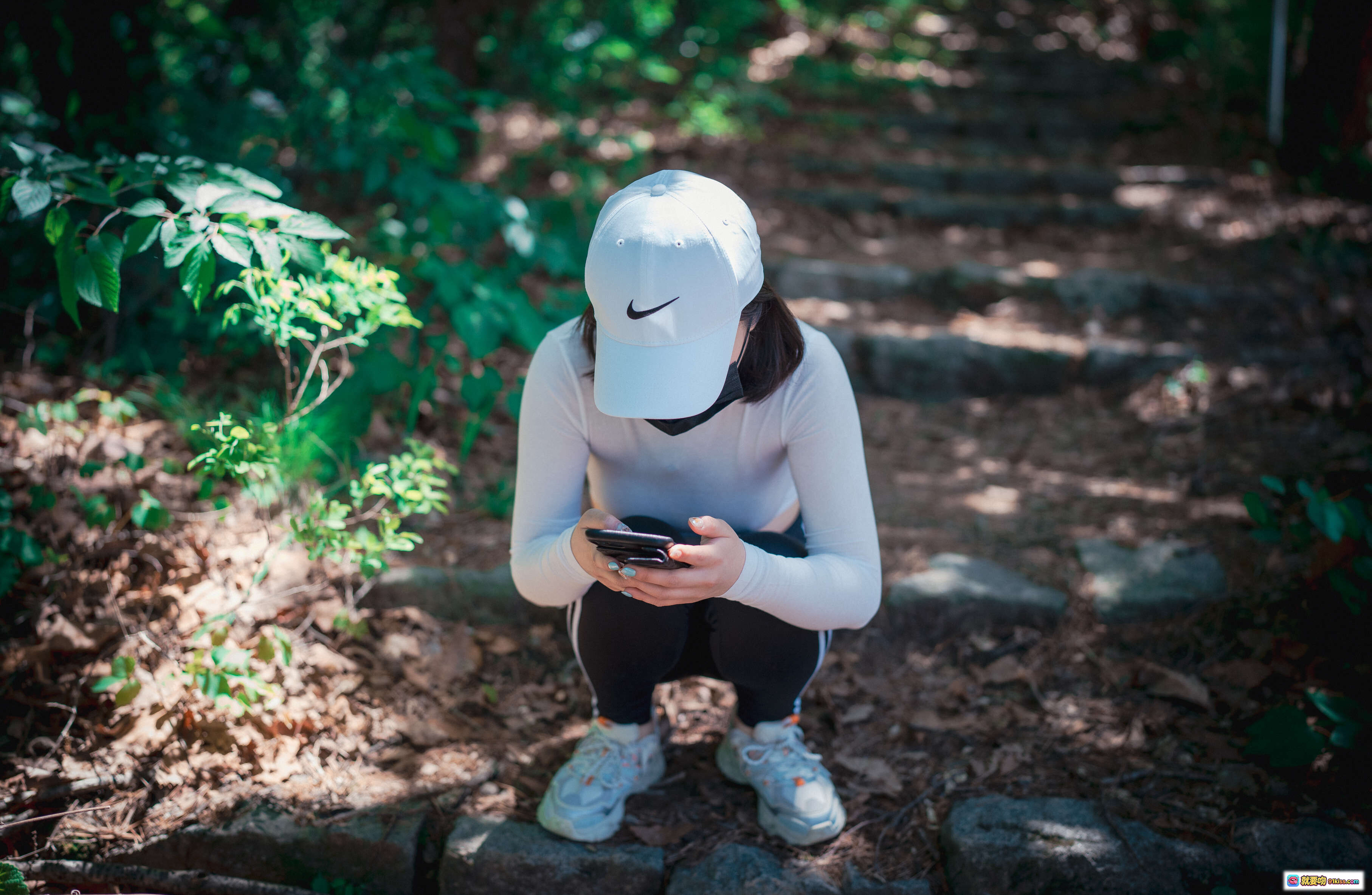 图片[7] - 孫樂樂018 DJAWA 戶外運動穿搭 橘色緊身褲藍色長袖上衣 綠意森林自然風情 美腿曲線陽光寫真 - 就要吻