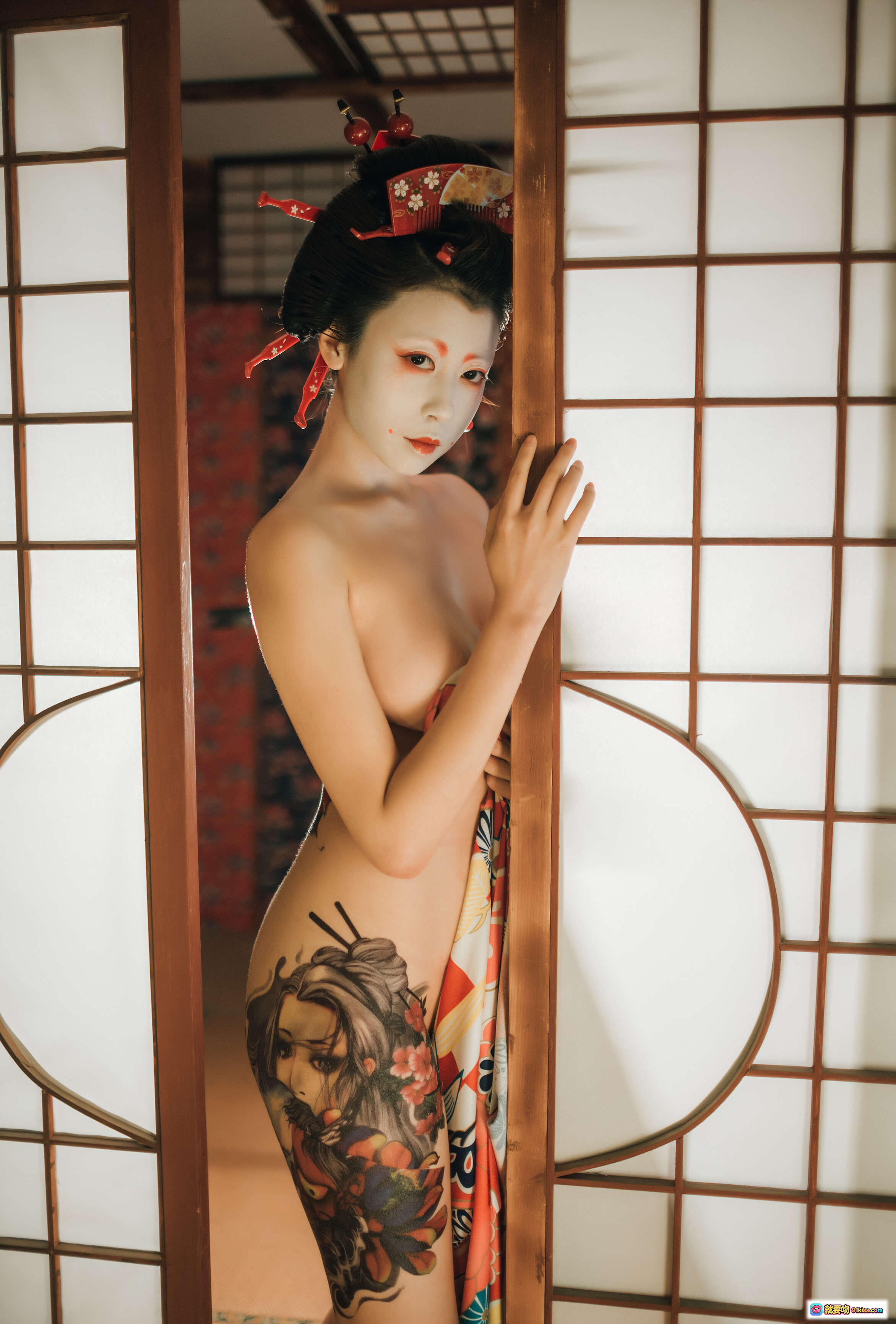 图片[4] - 奈汐酱艺妓回忆录写真｜和风美人·日式榻榻米·传统发饰·花魁妆容·纹身美腿·和服飘逸·暖光灯笼·古典日式房间 - 就要吻