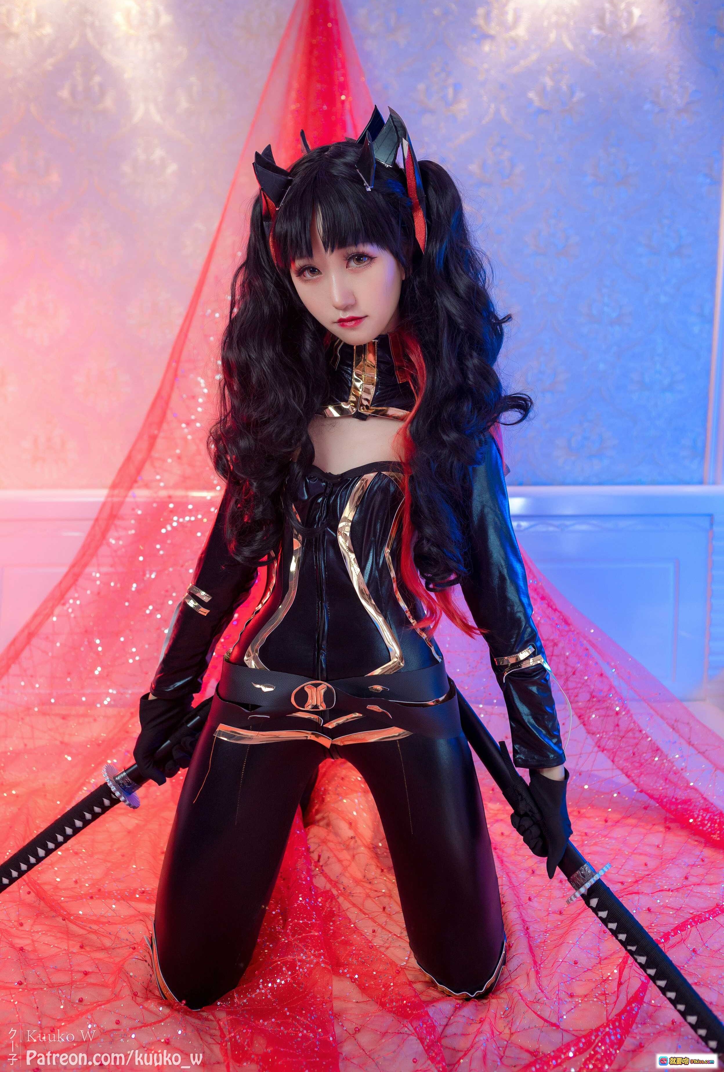 图片[9] - 越南妹KuukoW NO.045 Space Ishtar角色扮演 黑色紧身皮裤开档设计 红蓝光影氛围性感写真 - 就要吻