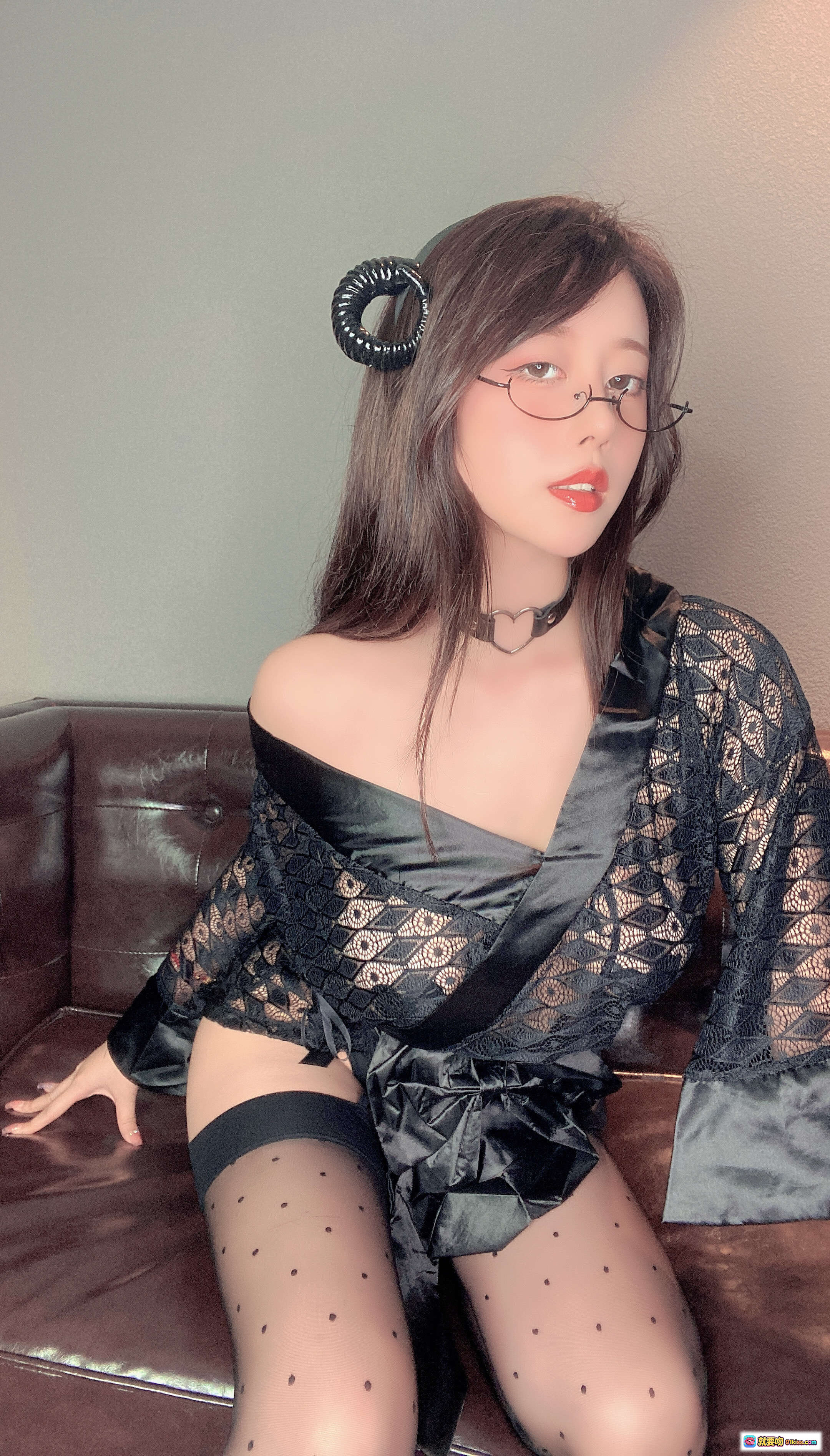 图片[5] - 奈汐酱NO.037夜写真｜黑丝波点美腿+蕾丝内衣+心形乳贴+皮沙发性感私房照 - 就要吻