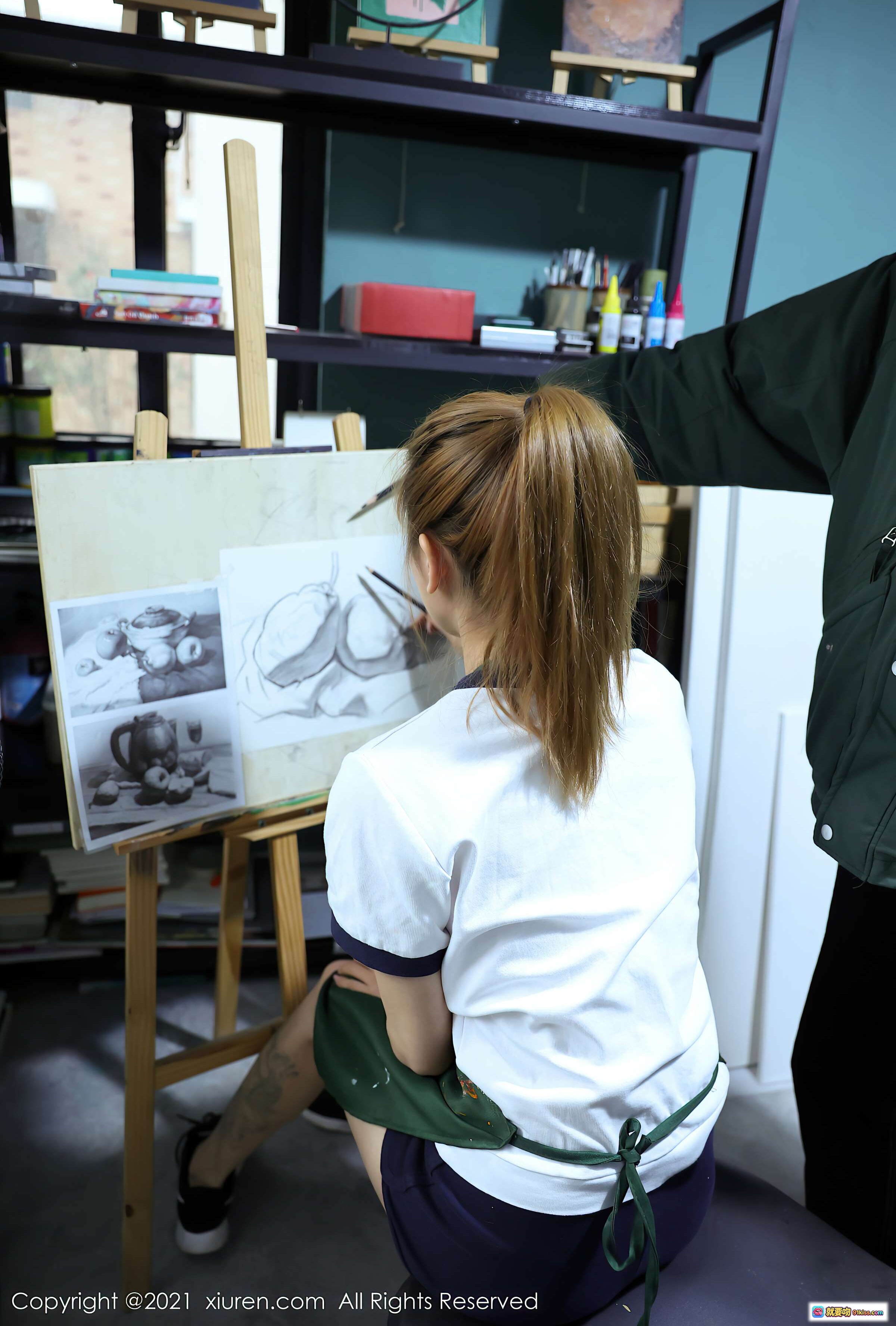 图片[10] - 夏西CiCi艺术工作室写真 | 白色短袖+深蓝短裤 | 美女模特性感侧身姿势 | 画架背景创意摄影 | XIUREN秀人网2021.03.22 VOL.3226 - 就要吻