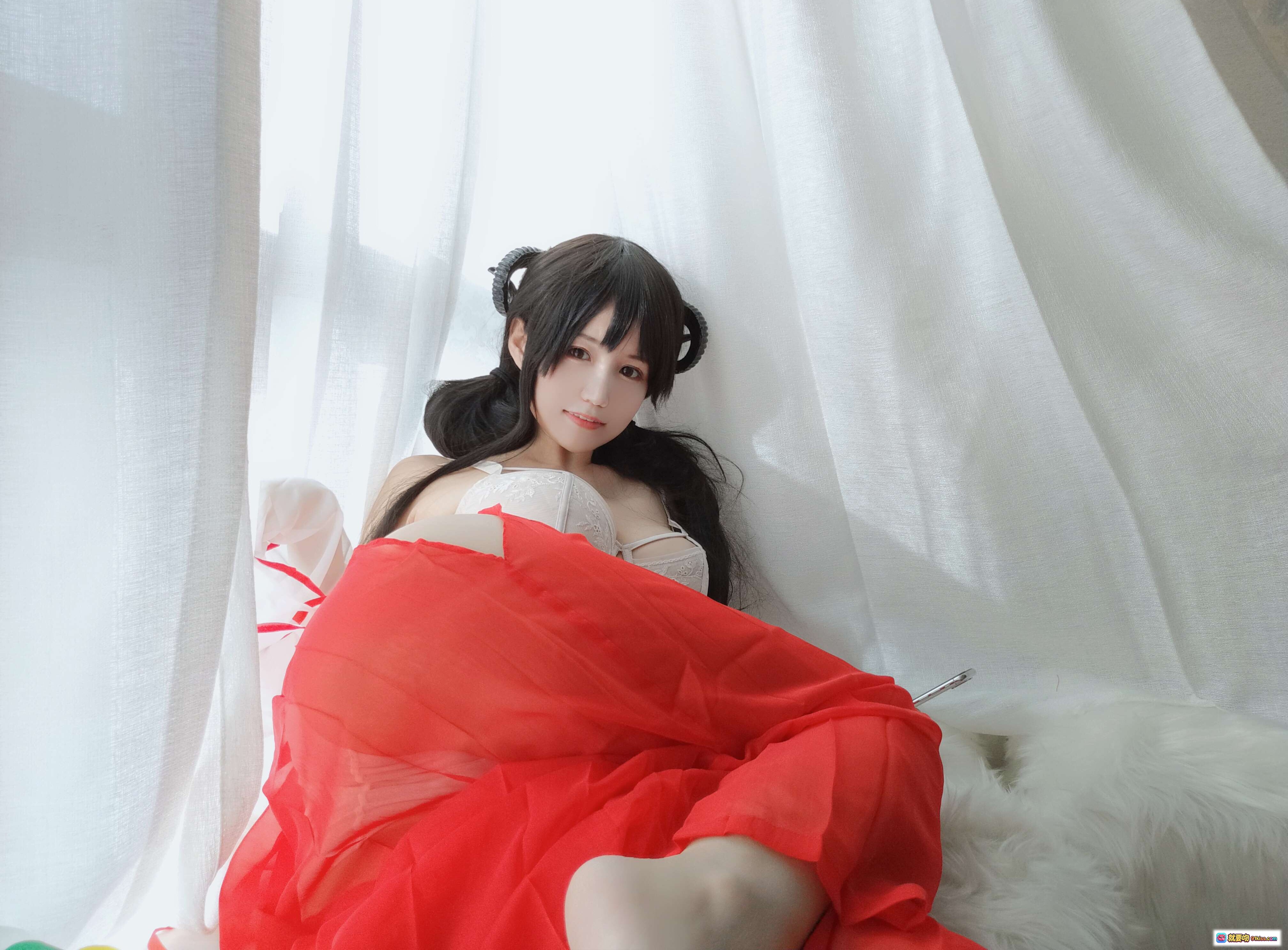 图片[3] - 小仓千代巫女Cosplay写真 | 白红和风服饰 | 金色铃铛道具 | 优雅躺姿 | 32P高清图集 - 就要吻