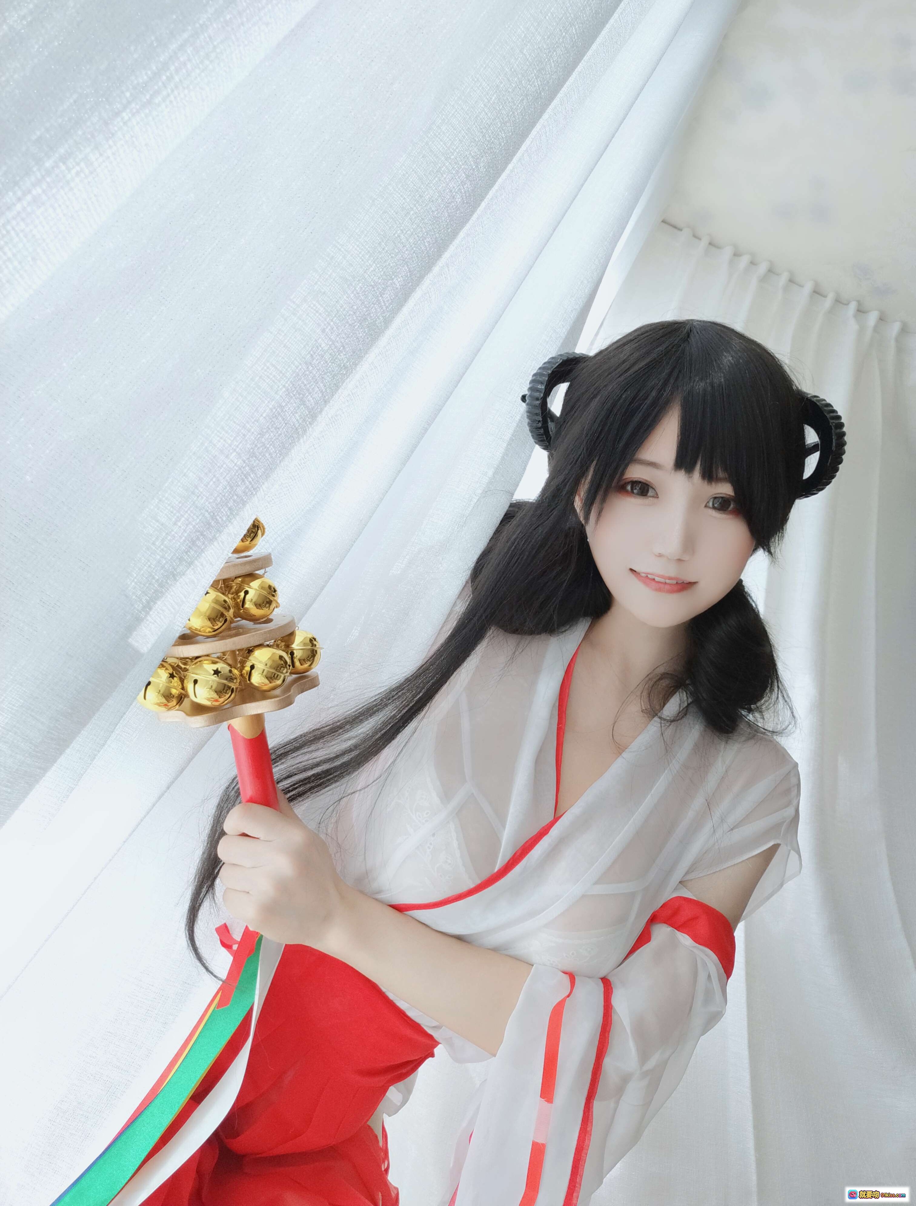 图片[5] - 小仓千代巫女Cosplay写真 | 白红和风服饰 | 金色铃铛道具 | 优雅躺姿 | 32P高清图集 - 就要吻
