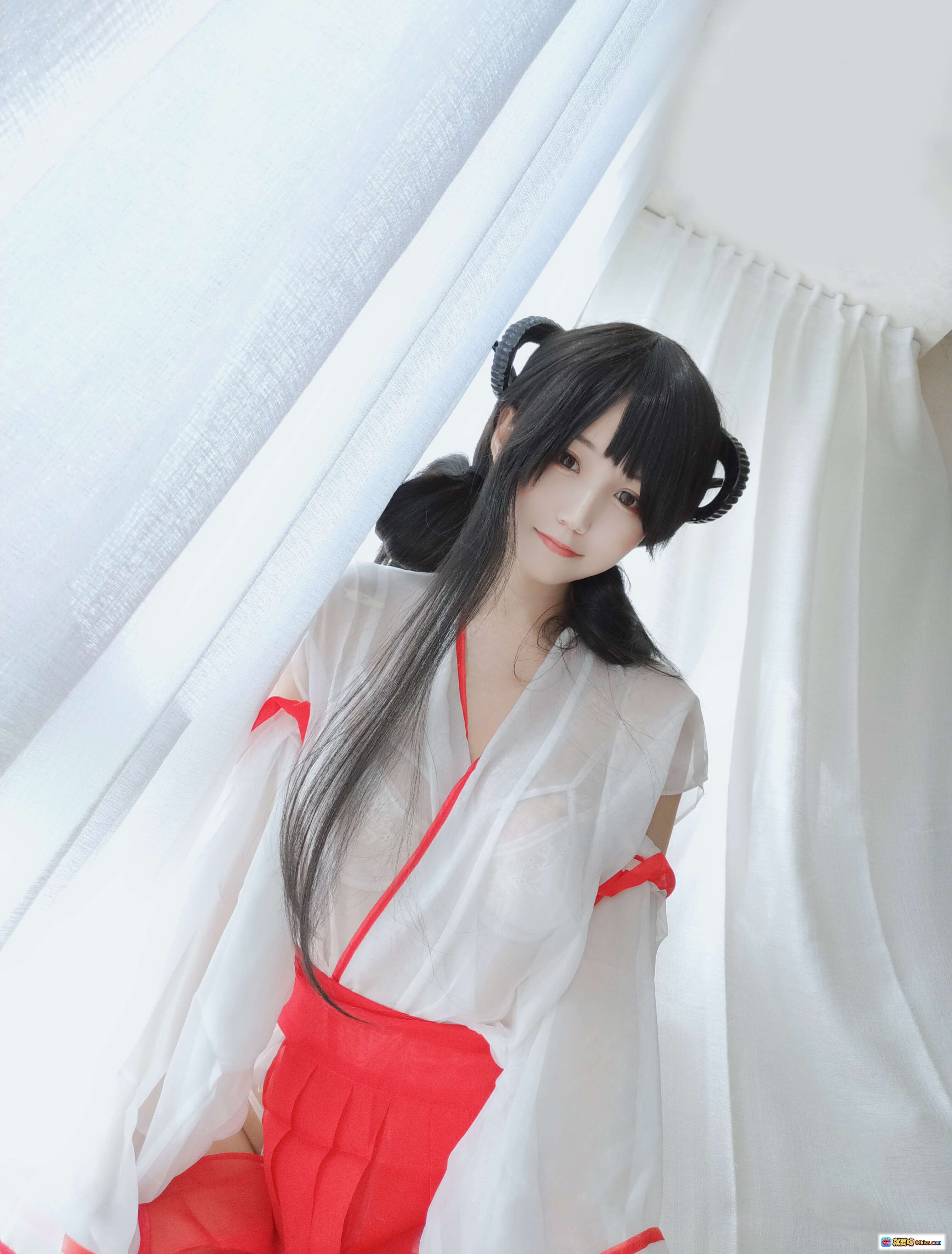 图片[2] - 小仓千代巫女Cosplay写真 | 白红和风服饰 | 金色铃铛道具 | 优雅躺姿 | 32P高清图集 - 就要吻