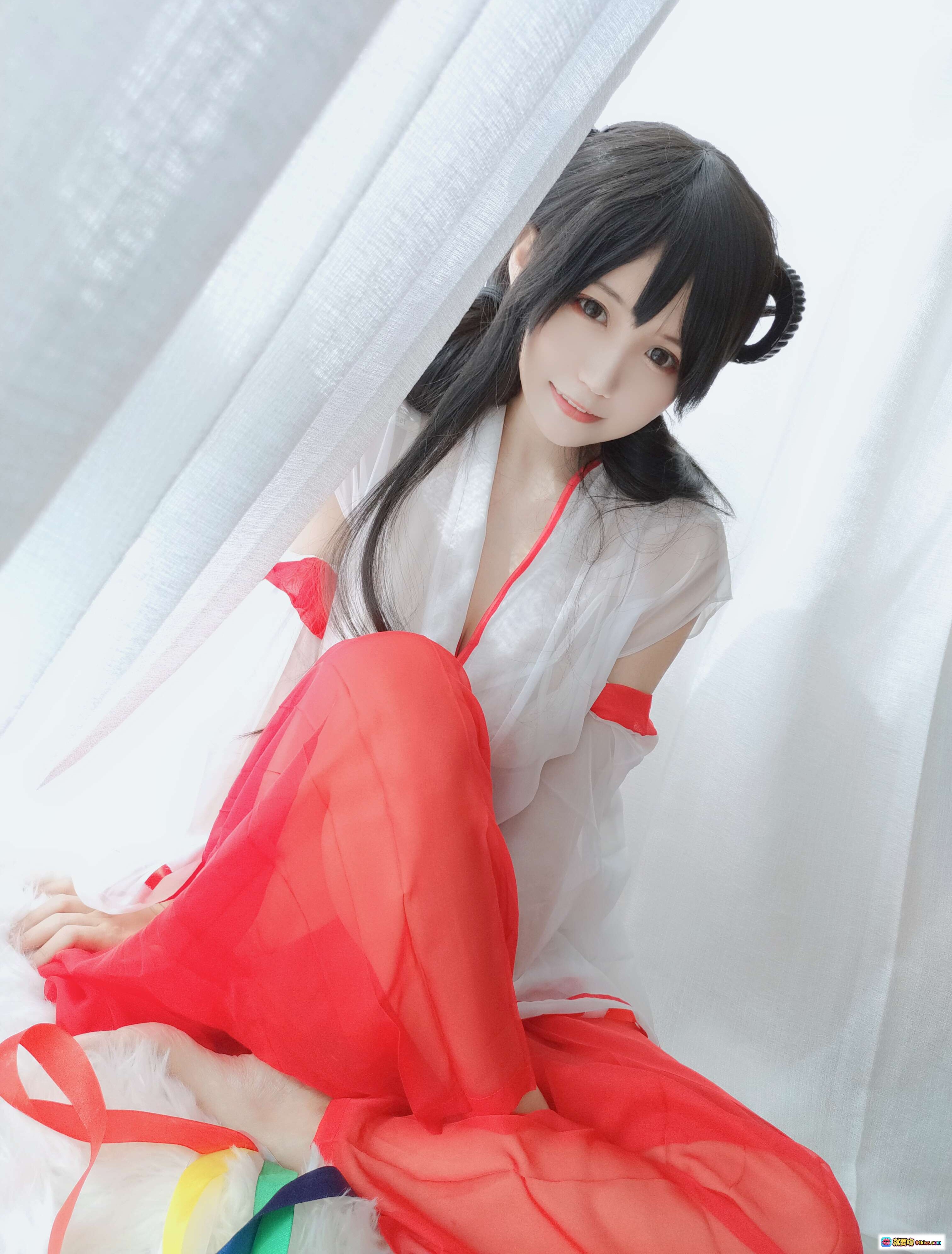 图片[4] - 小仓千代巫女Cosplay写真 | 白红和风服饰 | 金色铃铛道具 | 优雅躺姿 | 32P高清图集 - 就要吻